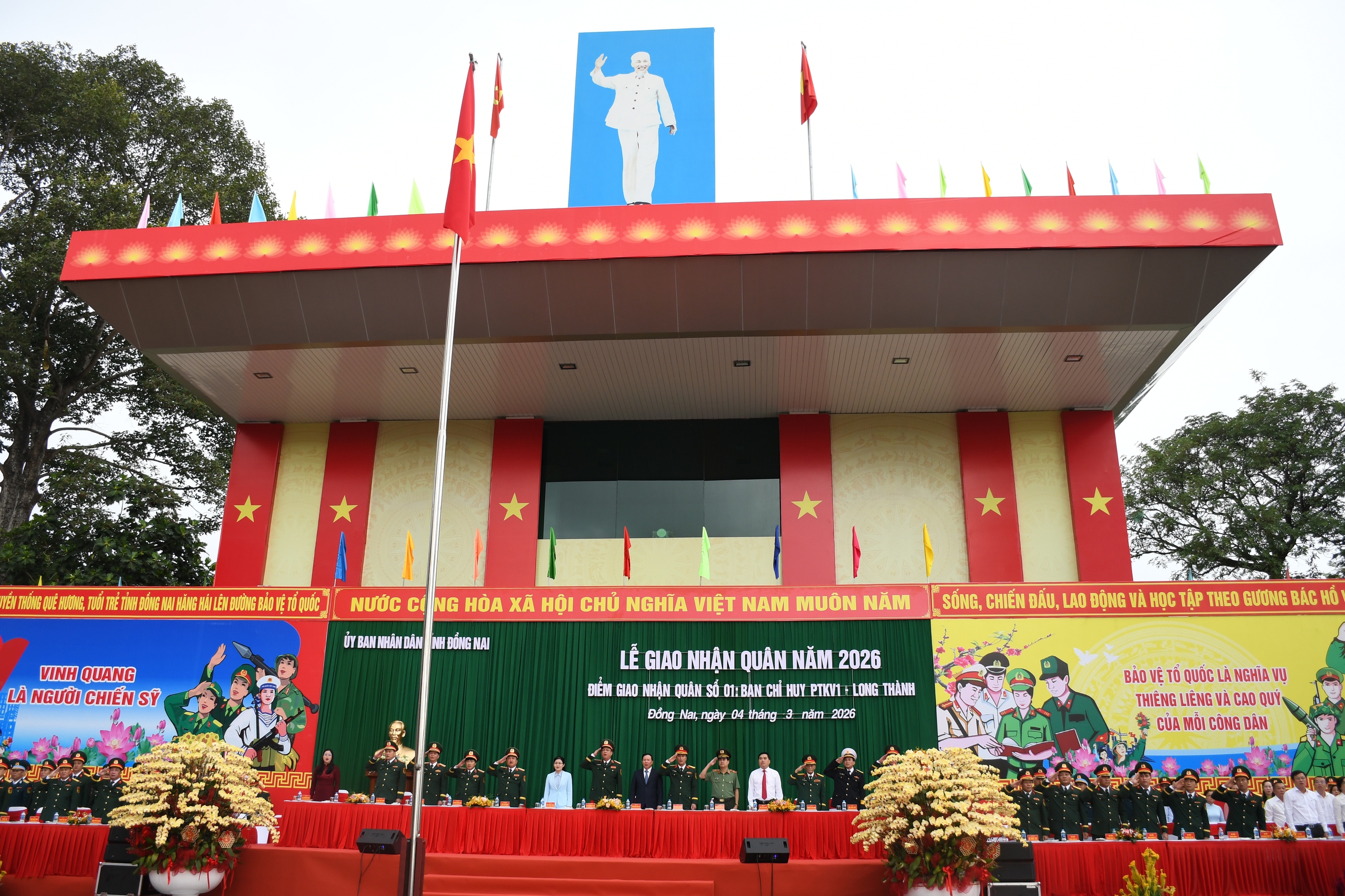 X&uacute;c động lễ giao nhận Qu&acirc;n thanh ni&ecirc;n Đồng Nai l&ecirc;n đường nhập ngũ năm 2026 - Ảnh 2.