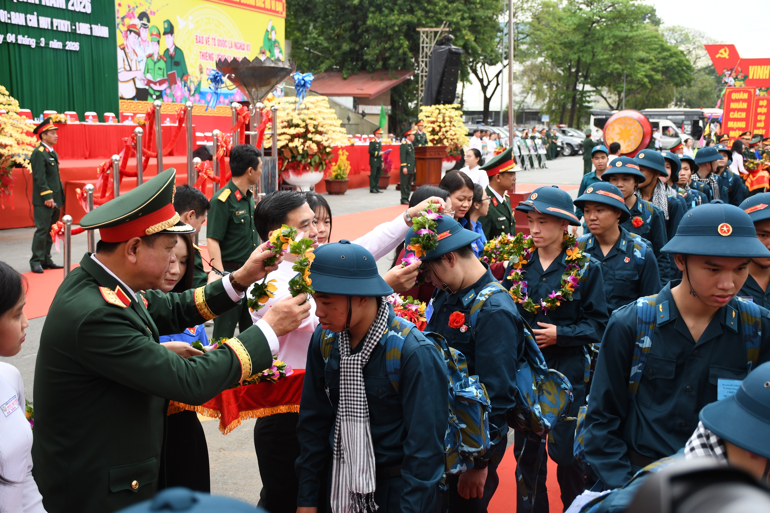 X&uacute;c động lễ giao nhận Qu&acirc;n thanh ni&ecirc;n Đồng Nai l&ecirc;n đường nhập ngũ năm 2026 - Ảnh 5.