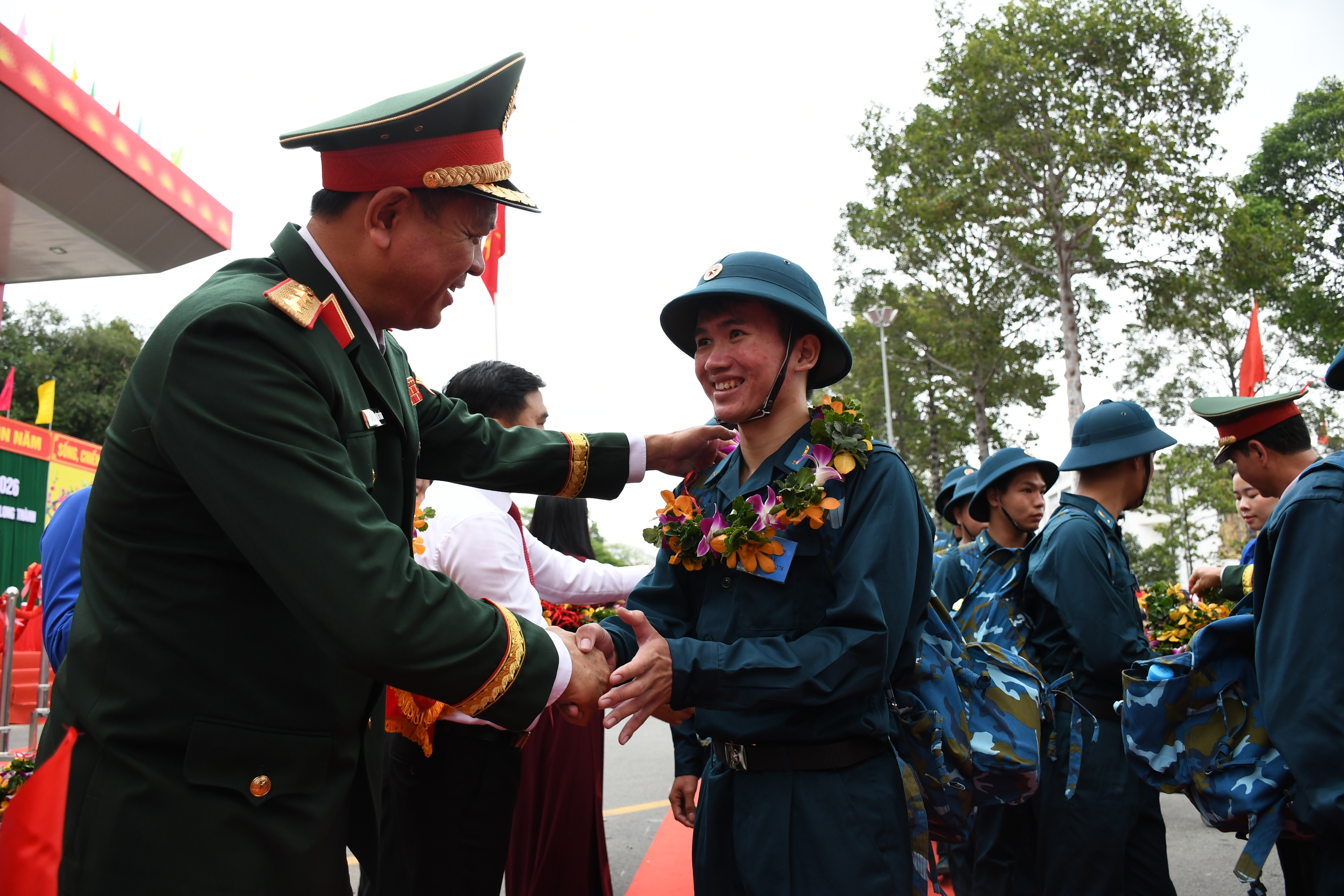 X&uacute;c động lễ giao nhận Qu&acirc;n thanh ni&ecirc;n Đồng Nai l&ecirc;n đường nhập ngũ năm 2026 - Ảnh 6.
