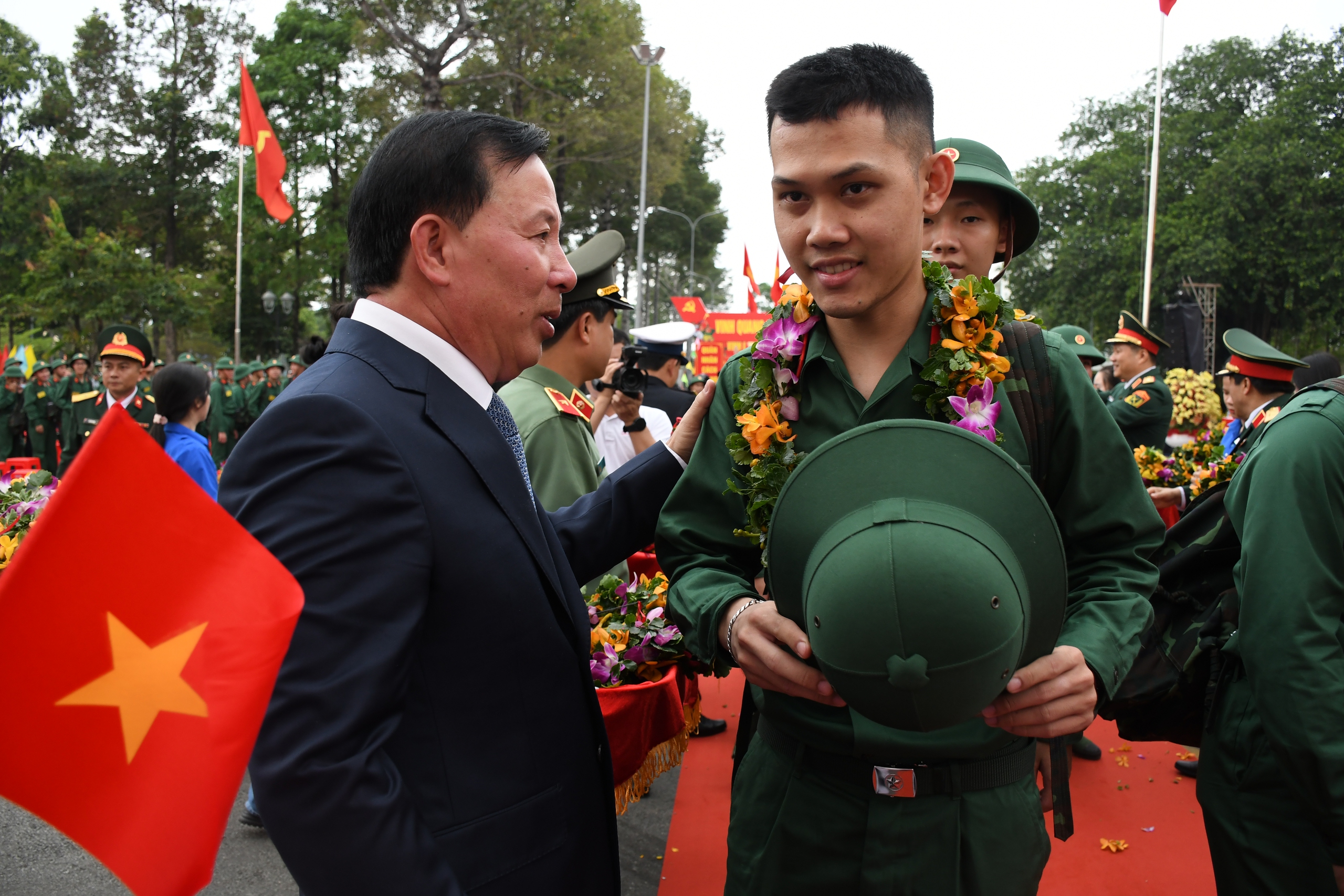 X&uacute;c động lễ giao nhận Qu&acirc;n thanh ni&ecirc;n Đồng Nai l&ecirc;n đường nhập ngũ năm 2026 - Ảnh 8.