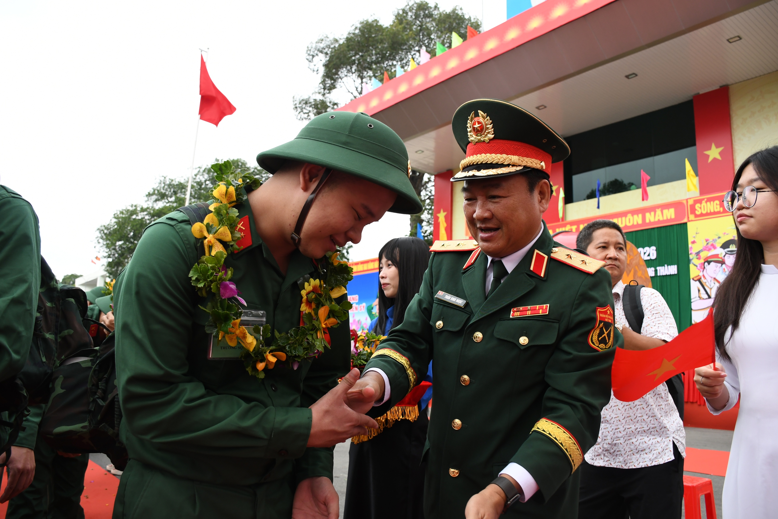 X&uacute;c động lễ giao nhận Qu&acirc;n thanh ni&ecirc;n Đồng Nai l&ecirc;n đường nhập ngũ năm 2026 - Ảnh 9.