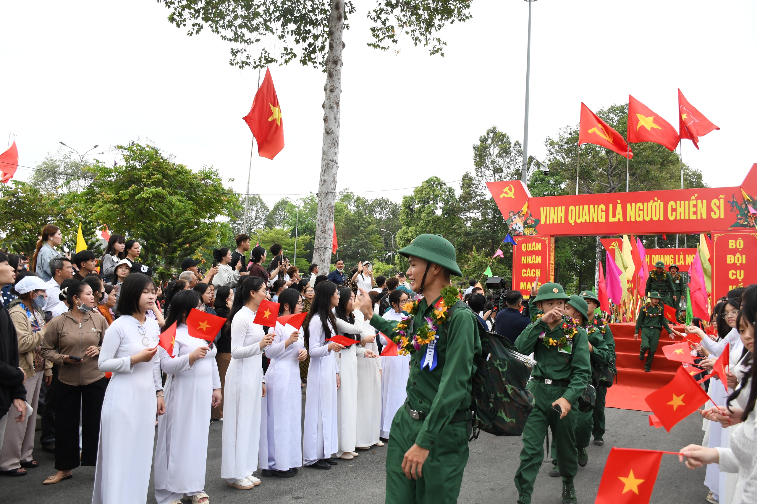 X&uacute;c động lễ giao nhận Qu&acirc;n thanh ni&ecirc;n Đồng Nai l&ecirc;n đường nhập ngũ năm 2026 - Ảnh 11.