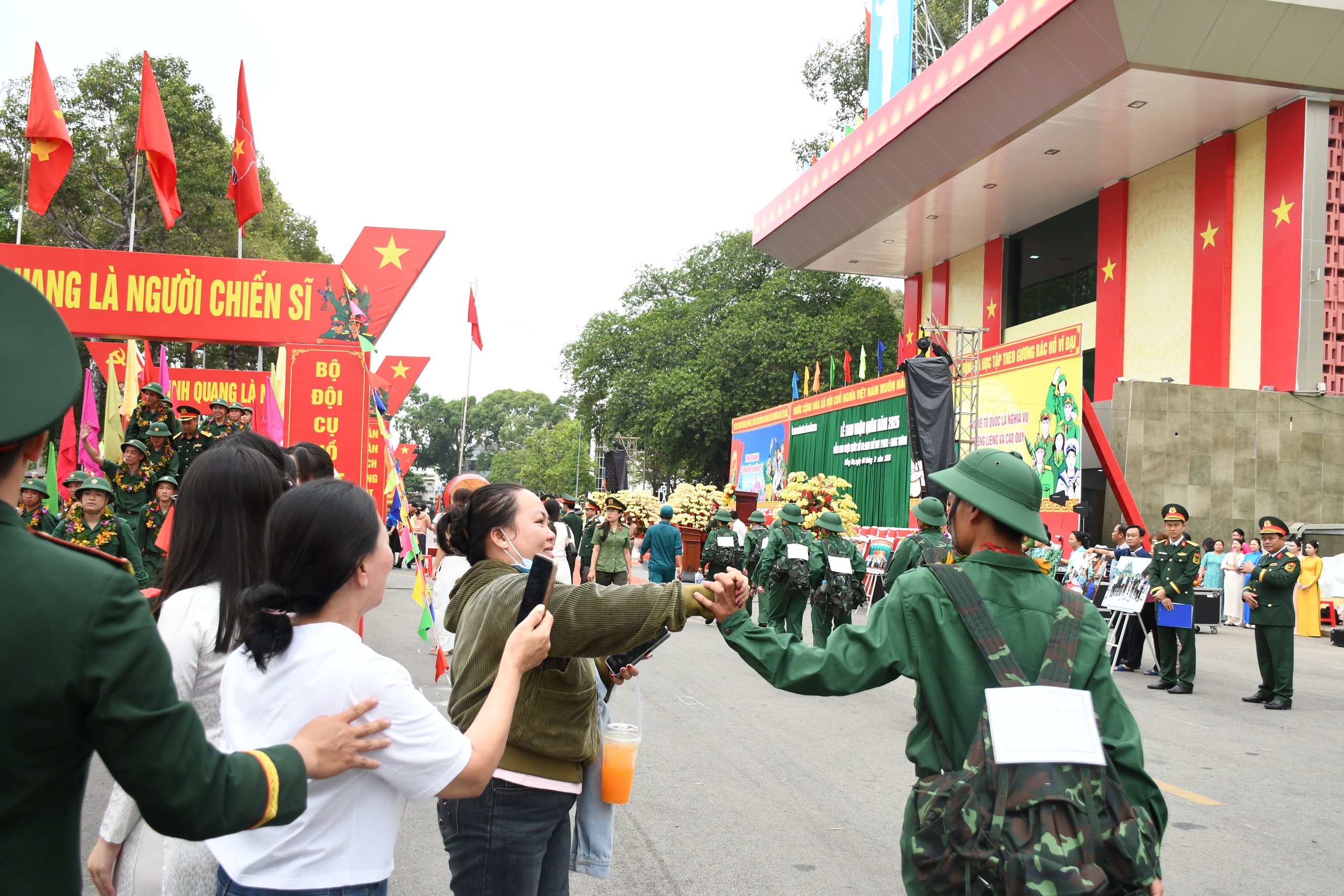 X&uacute;c động lễ giao nhận Qu&acirc;n thanh ni&ecirc;n Đồng Nai l&ecirc;n đường nhập ngũ năm 2026 - Ảnh 12.