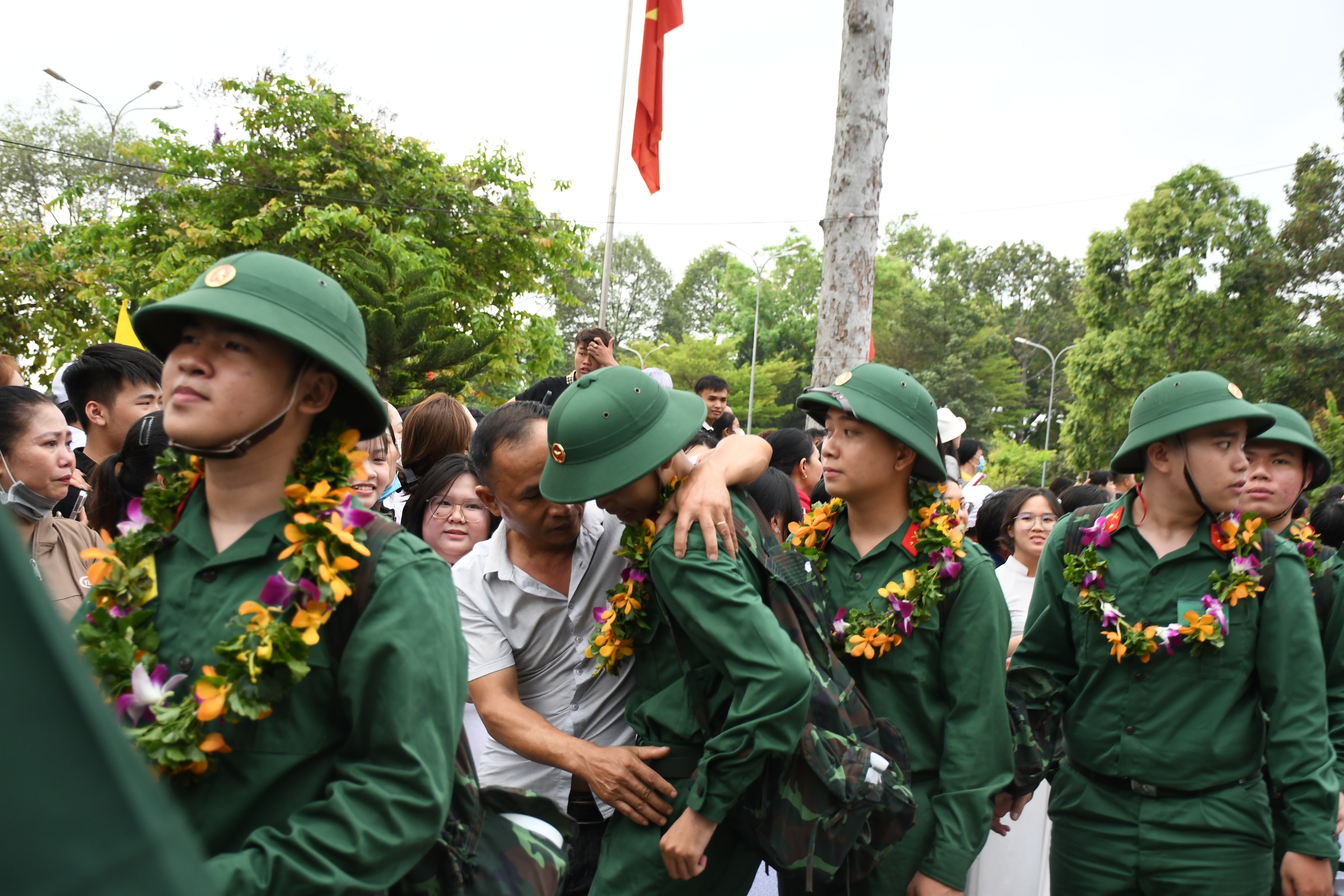 X&uacute;c động lễ giao nhận Qu&acirc;n thanh ni&ecirc;n Đồng Nai l&ecirc;n đường nhập ngũ năm 2026 - Ảnh 13.