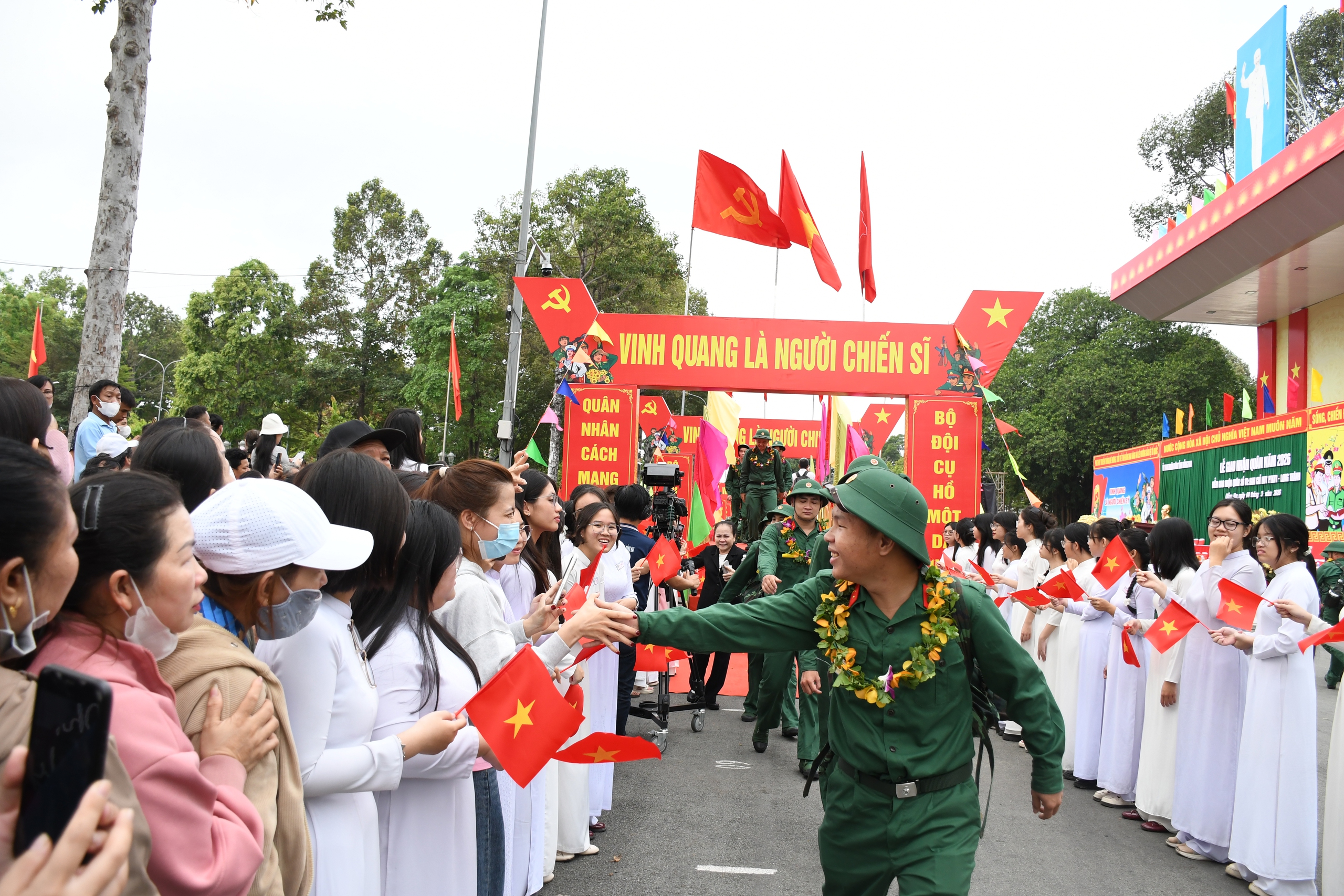 X&uacute;c động lễ giao nhận Qu&acirc;n thanh ni&ecirc;n Đồng Nai l&ecirc;n đường nhập ngũ năm 2026 - Ảnh 10.