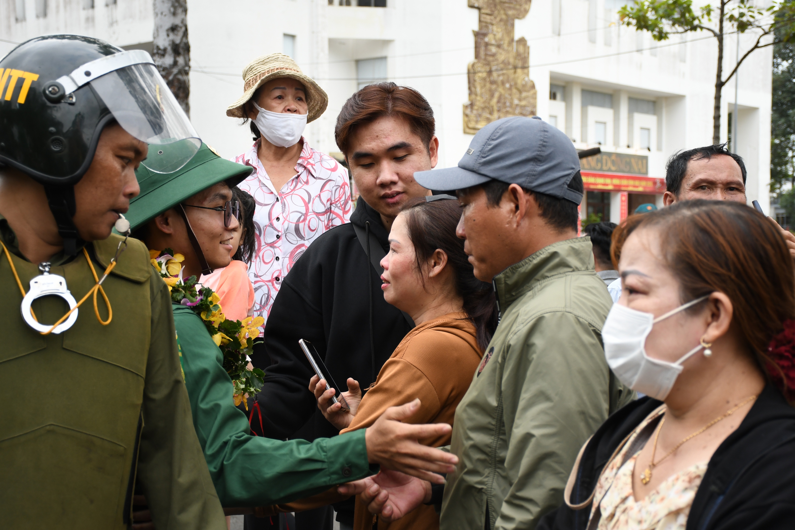 X&uacute;c động lễ giao nhận Qu&acirc;n thanh ni&ecirc;n Đồng Nai l&ecirc;n đường nhập ngũ năm 2026 - Ảnh 14.