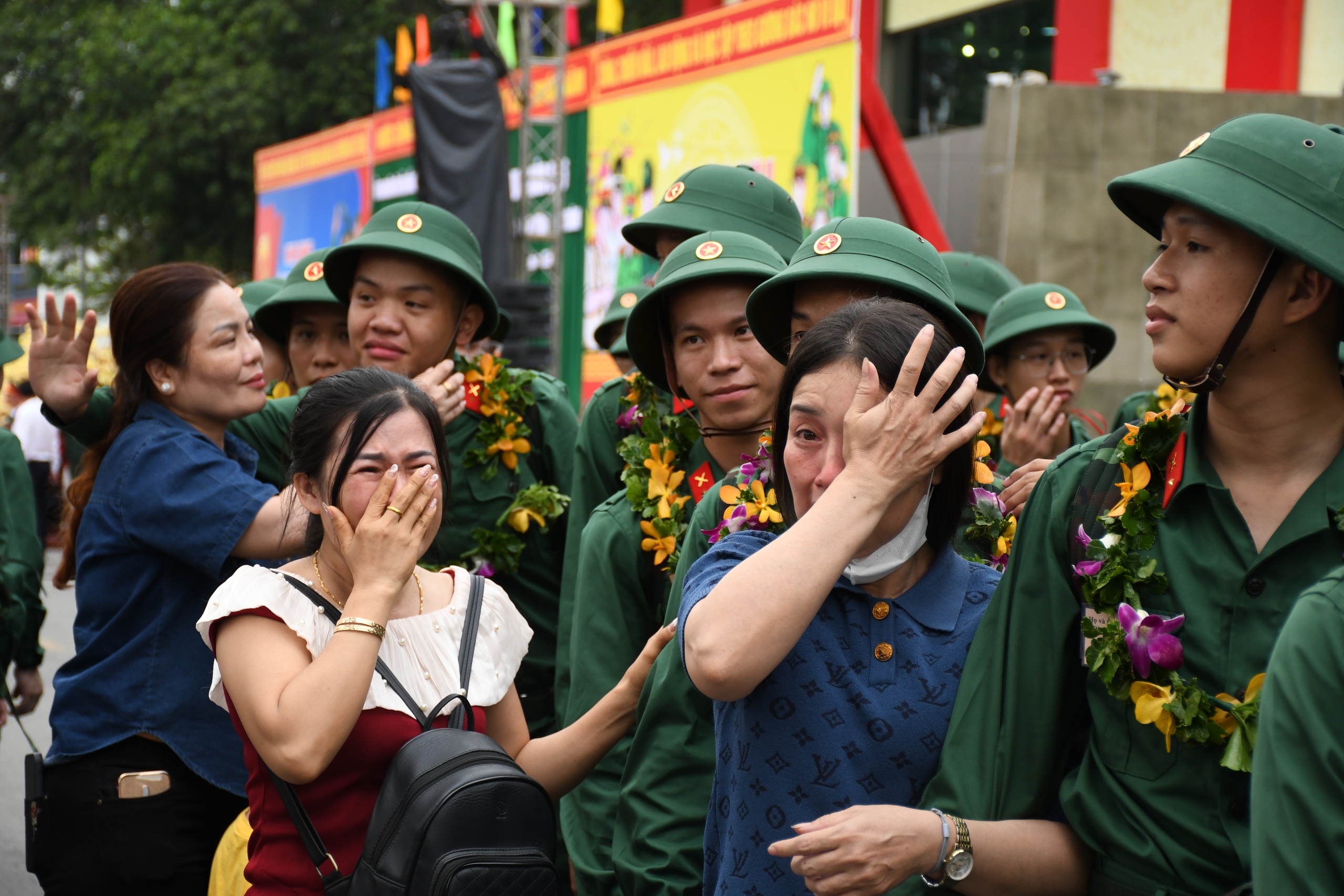 X&uacute;c động lễ giao nhận Qu&acirc;n thanh ni&ecirc;n Đồng Nai l&ecirc;n đường nhập ngũ năm 2026 - Ảnh 15.