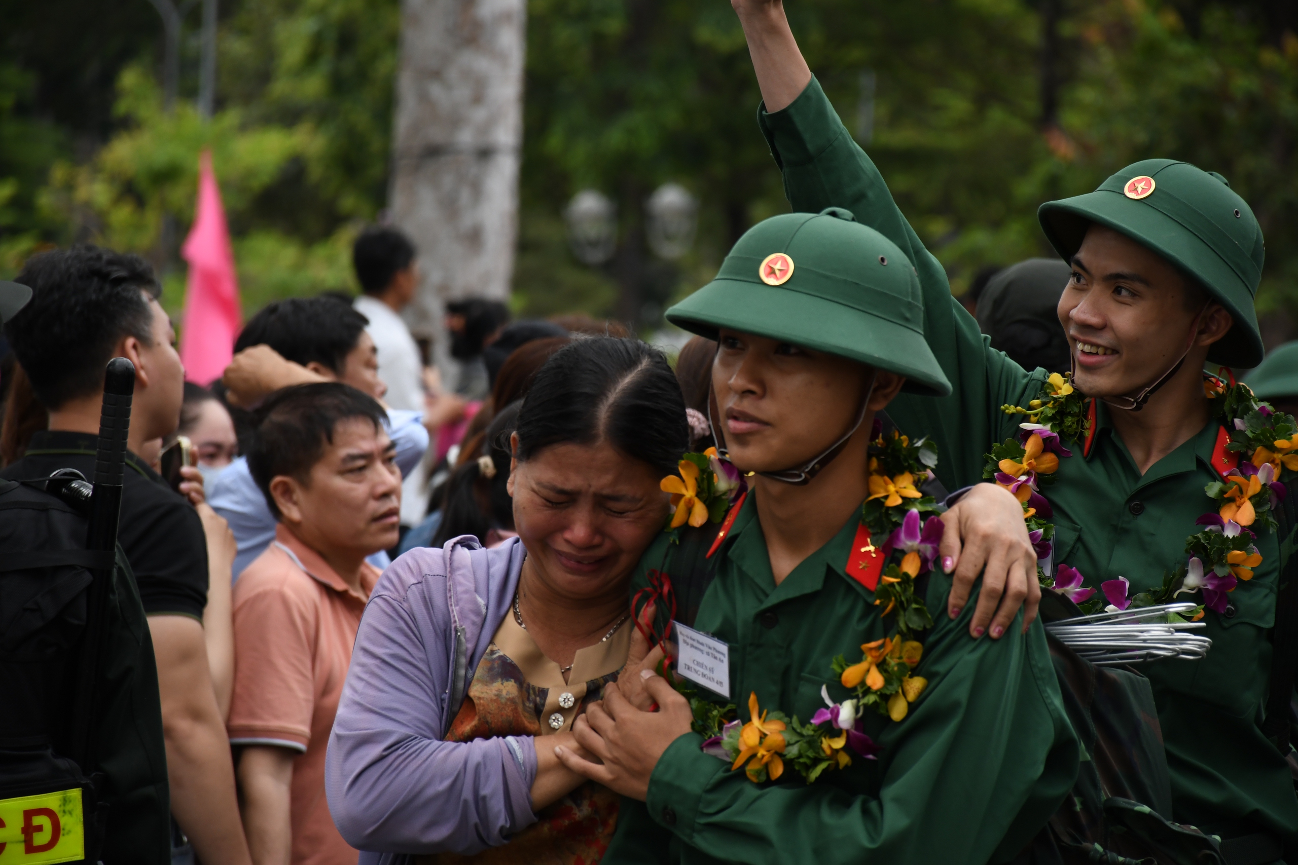 X&uacute;c động lễ giao nhận Qu&acirc;n thanh ni&ecirc;n Đồng Nai l&ecirc;n đường nhập ngũ năm 2026 - Ảnh 16.