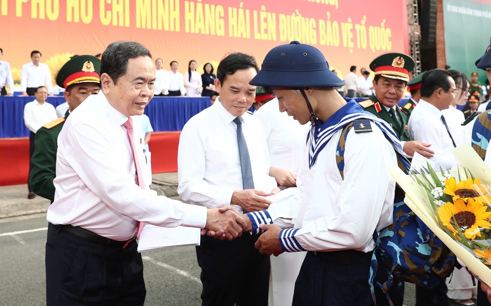 Lớp thanh niên đầu tiên của TPHCM sau sáp nhập lên đường nhập ngũ