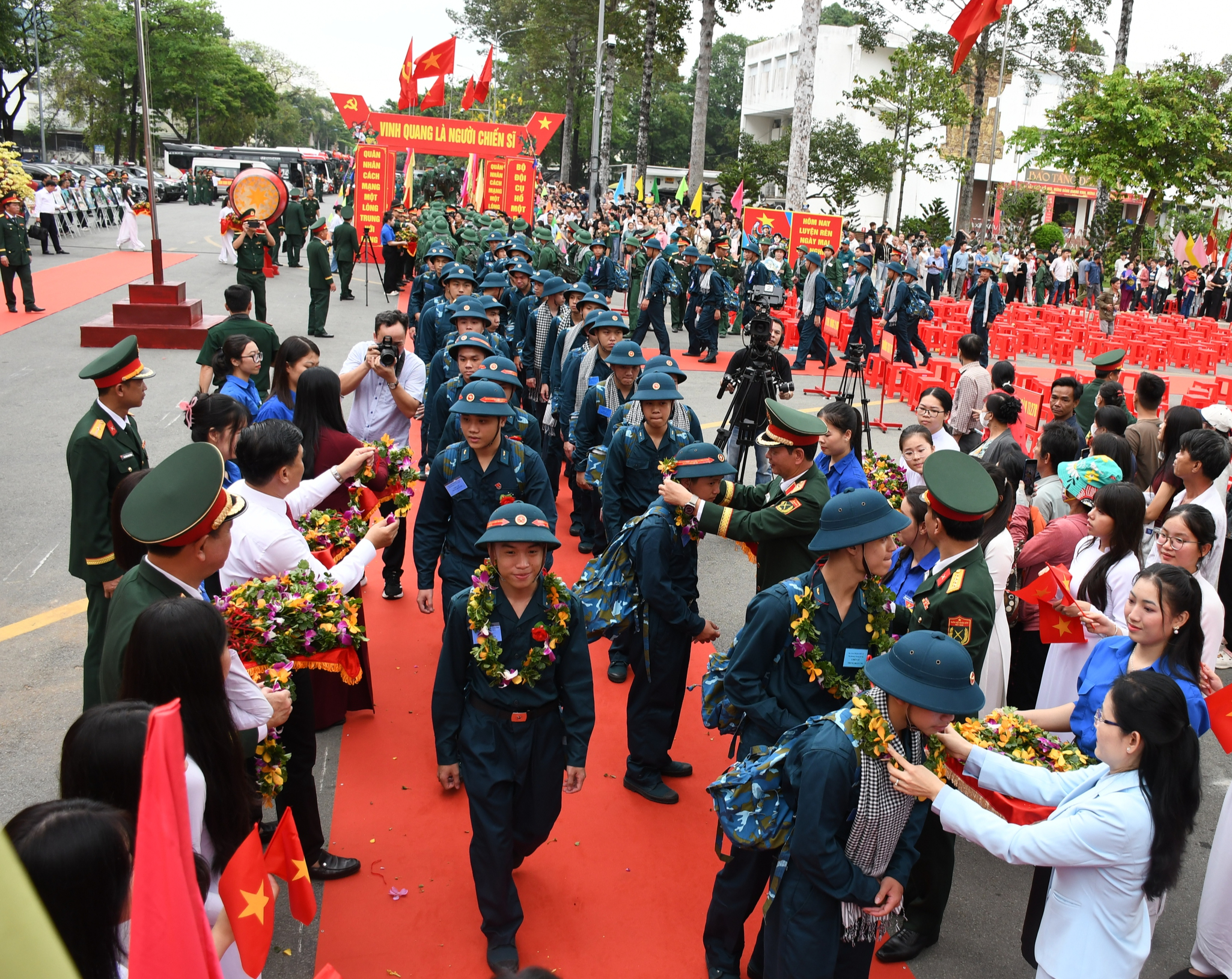 X&uacute;c động lễ giao nhận Qu&acirc;n thanh ni&ecirc;n Đồng Nai l&ecirc;n đường nhập ngũ năm 2026 - Ảnh 1.
