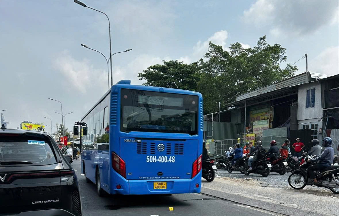 Tai nạn giao th&ocirc;ng nghi&ecirc;m trọng ở TPHCM khiến 1 người tử vong - Ảnh 2.