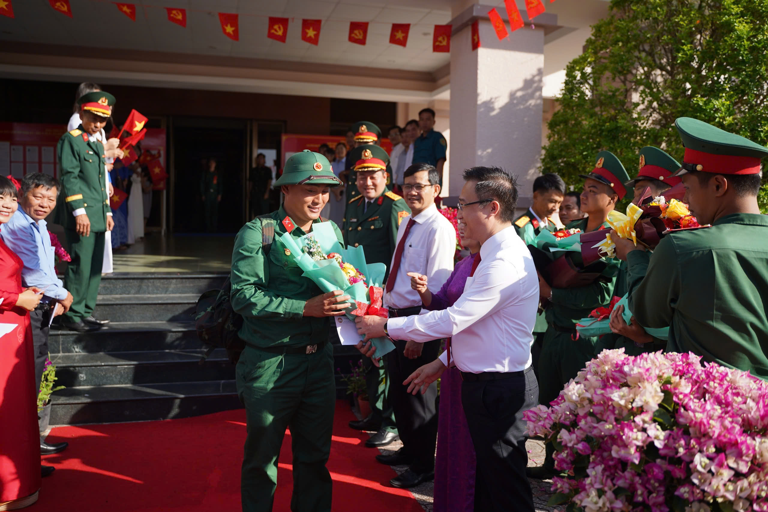 Sẵn s&agrave;ng nhận nhiệm vụ, r&egrave;n luyện v&igrave; Tổ quốc - Ảnh 12.