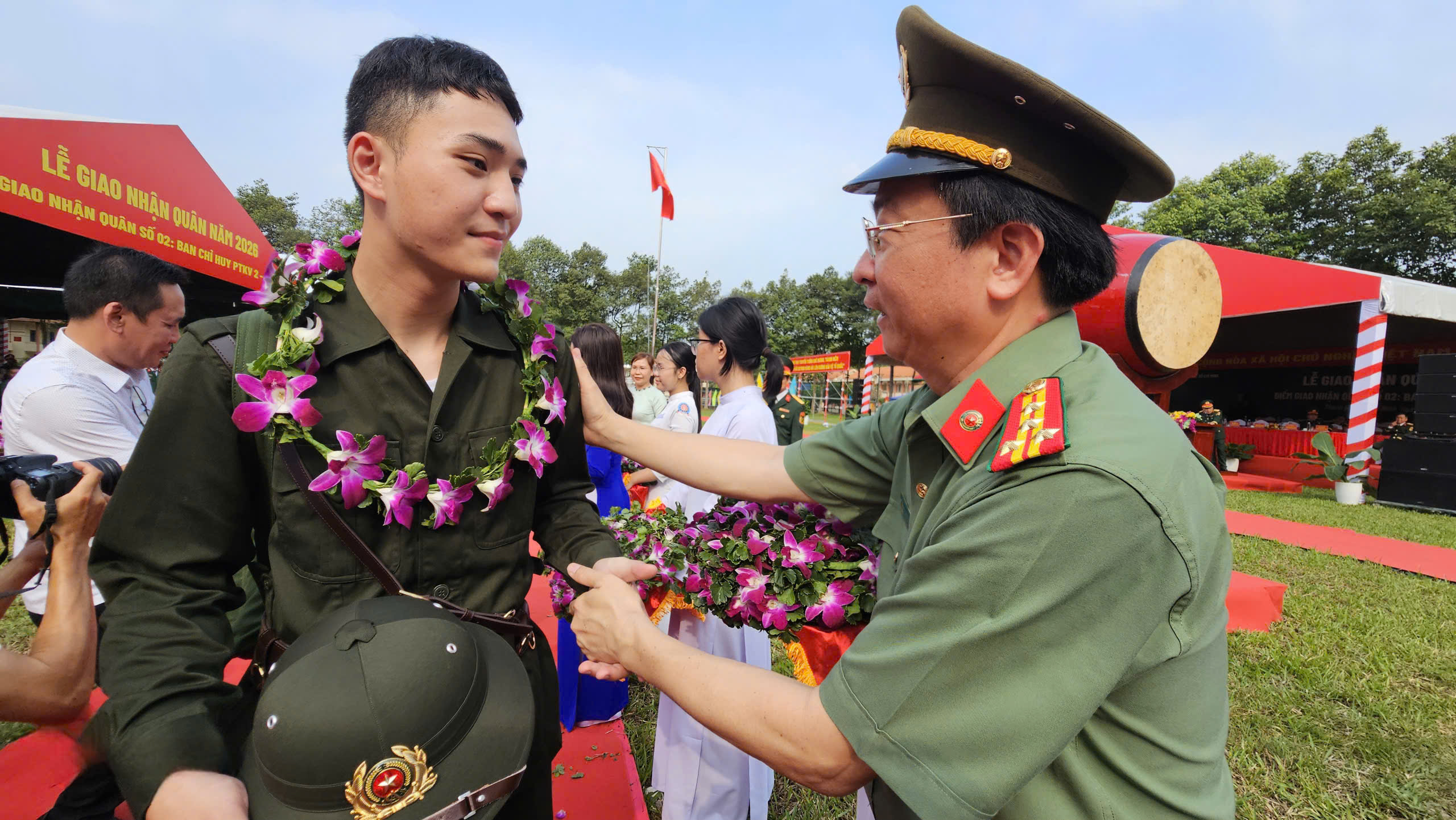 Lễ giao nhận qu&acirc;n TPHCM 2026: T&ocirc;n vinh thanh ni&ecirc;n l&ecirc;n đường thực hiện nhiệm vụ - Ảnh 12.
