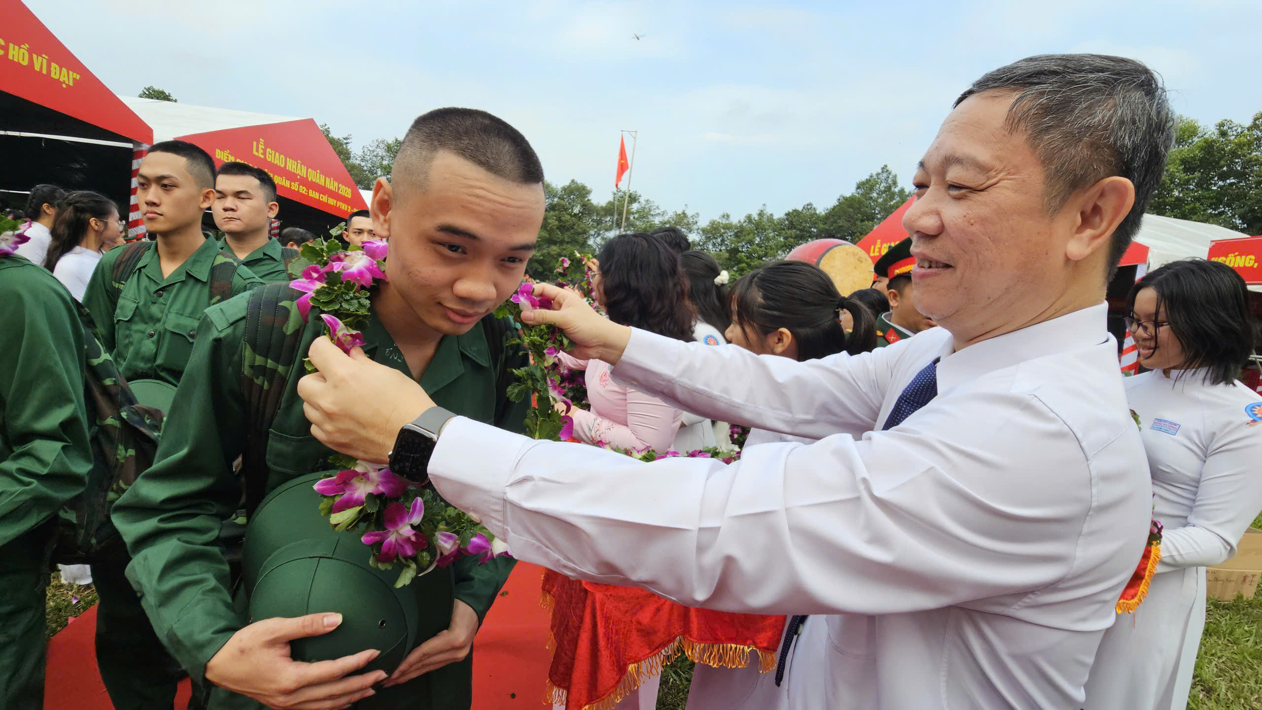Lễ giao nhận qu&acirc;n TPHCM 2026: T&ocirc;n vinh thanh ni&ecirc;n l&ecirc;n đường thực hiện nhiệm vụ - Ảnh 9.