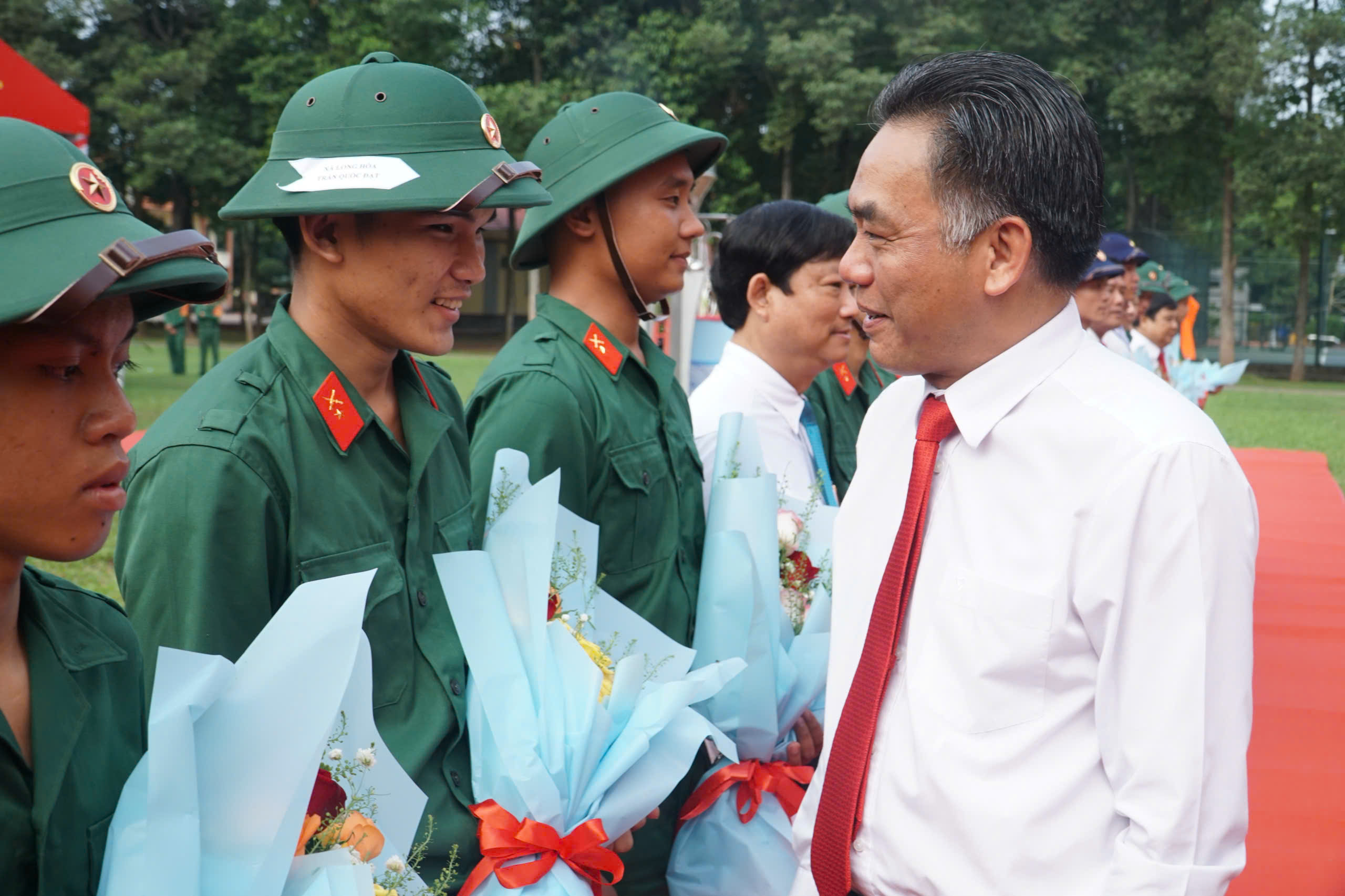 Lễ giao nhận qu&acirc;n TPHCM 2026: T&ocirc;n vinh thanh ni&ecirc;n l&ecirc;n đường thực hiện nhiệm vụ - Ảnh 8.