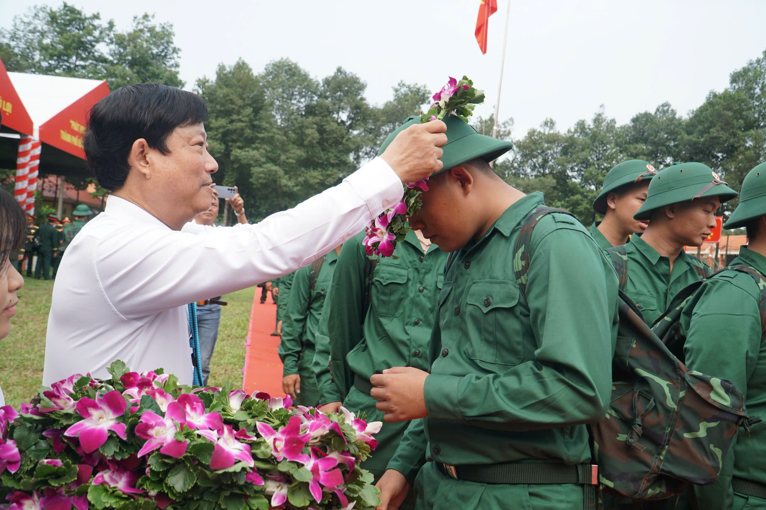 Lễ giao nhận qu&acirc;n TPHCM 2026: T&ocirc;n vinh thanh ni&ecirc;n l&ecirc;n đường thực hiện nhiệm vụ - Ảnh 6.
