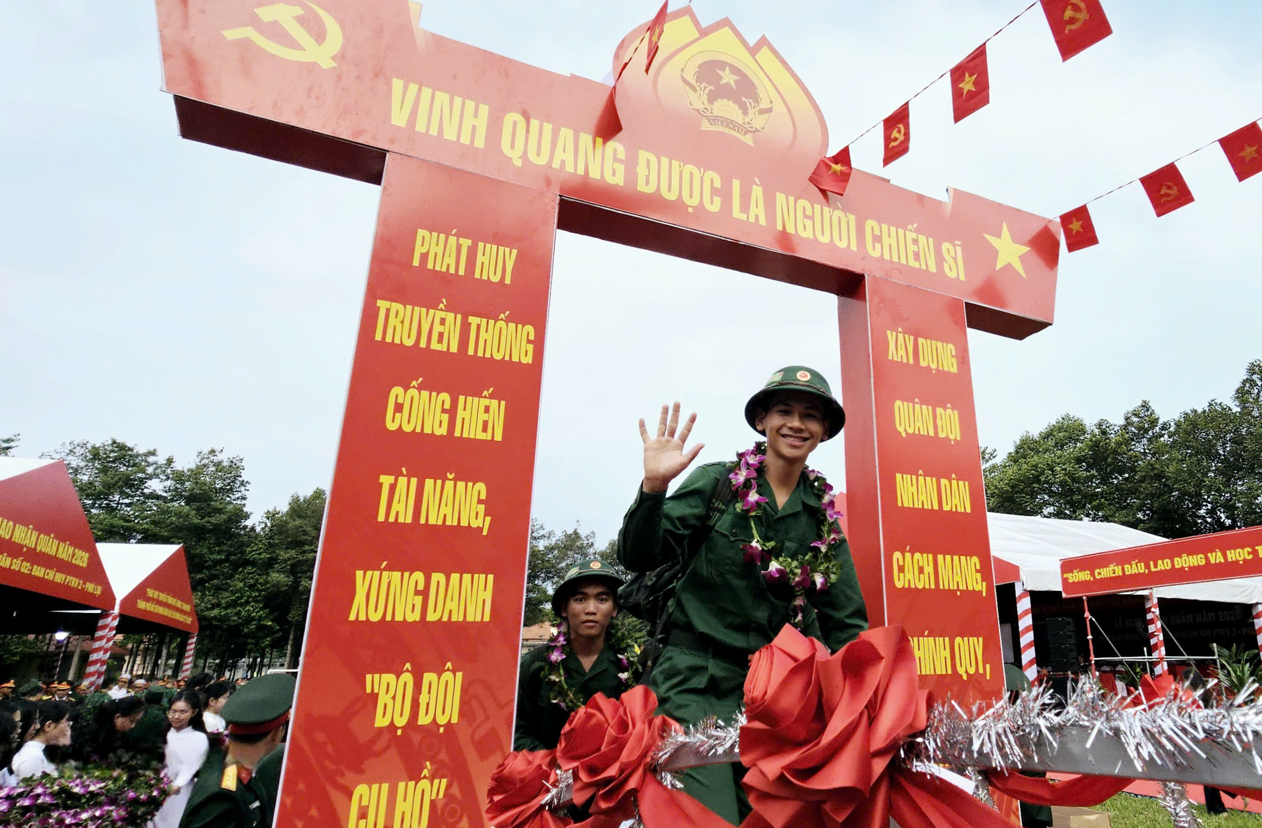 Lễ giao nhận qu&acirc;n TPHCM 2026: T&ocirc;n vinh thanh ni&ecirc;n l&ecirc;n đường thực hiện nhiệm vụ - Ảnh 13.