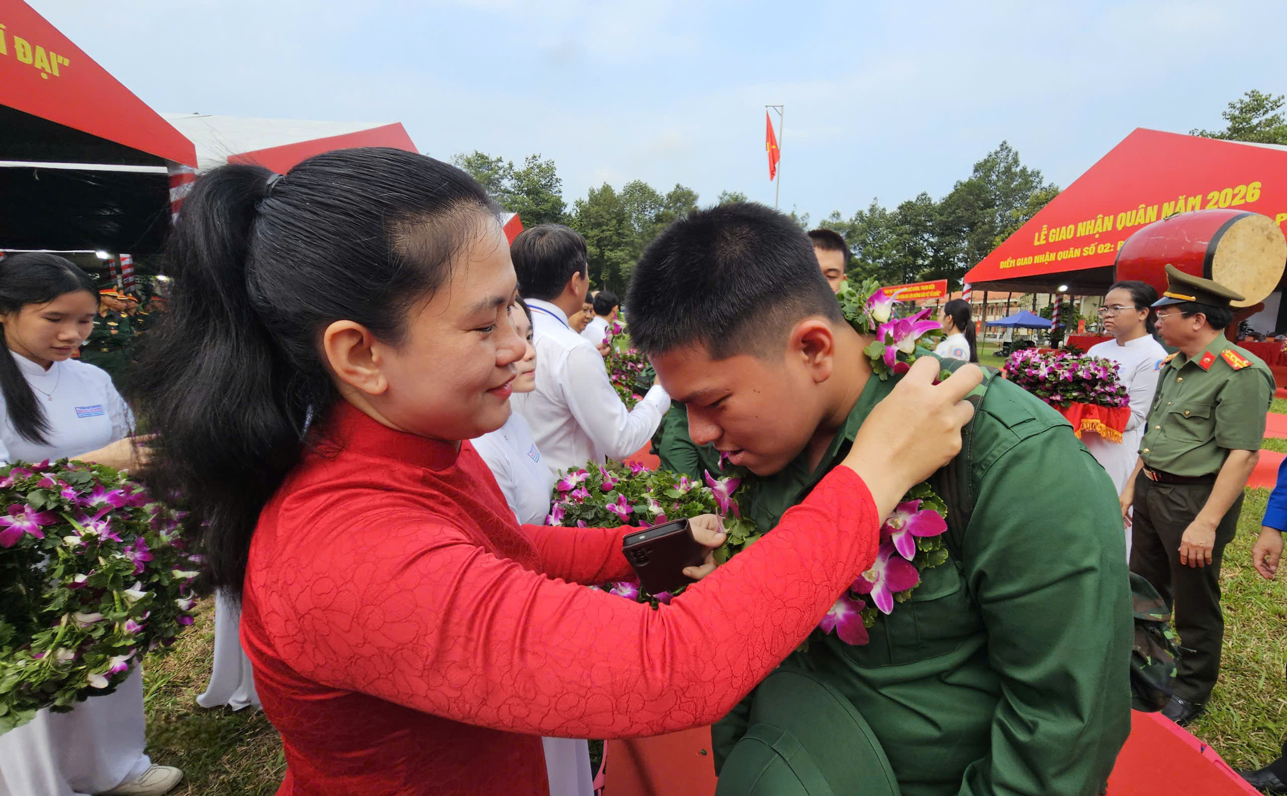 Lễ giao nhận qu&acirc;n TPHCM 2026: T&ocirc;n vinh thanh ni&ecirc;n l&ecirc;n đường thực hiện nhiệm vụ - Ảnh 11.