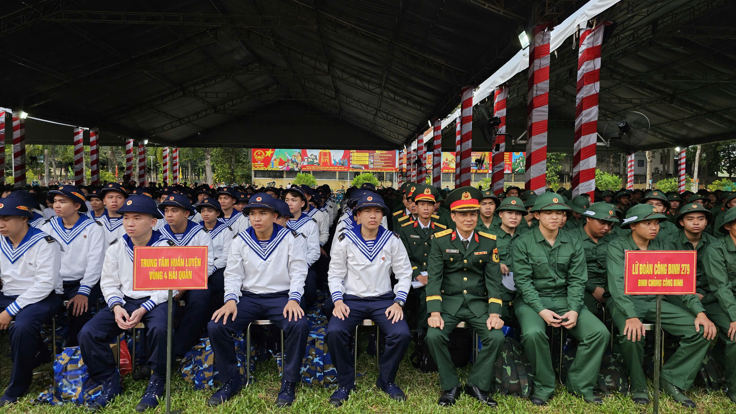 Lễ giao nhận qu&acirc;n TPHCM 2026: T&ocirc;n vinh thanh ni&ecirc;n l&ecirc;n đường thực hiện nhiệm vụ - Ảnh 5.