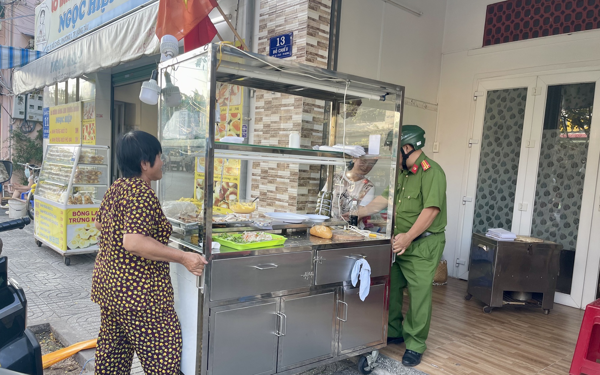 Bộ Y tế chỉ đạo khẩn vụ nghi ngộ độc bánh mì “không tên” tại TPHCM