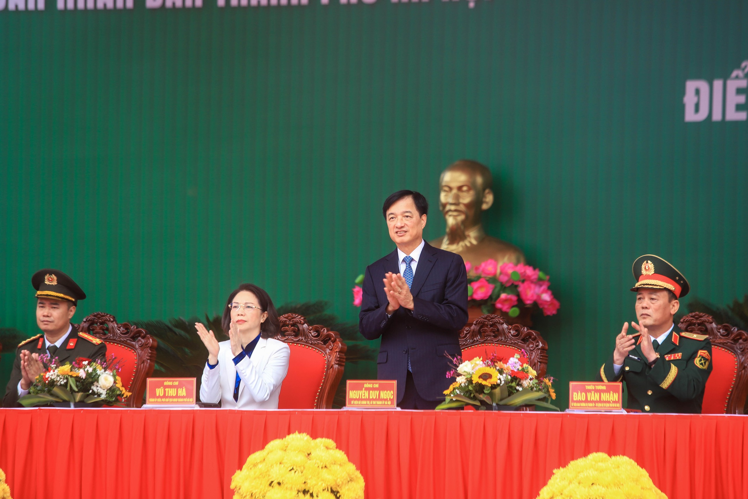H&agrave; Nội rộn r&agrave;ng ng&agrave;y hội t&ograve;ng qu&acirc;n - Ảnh 1.