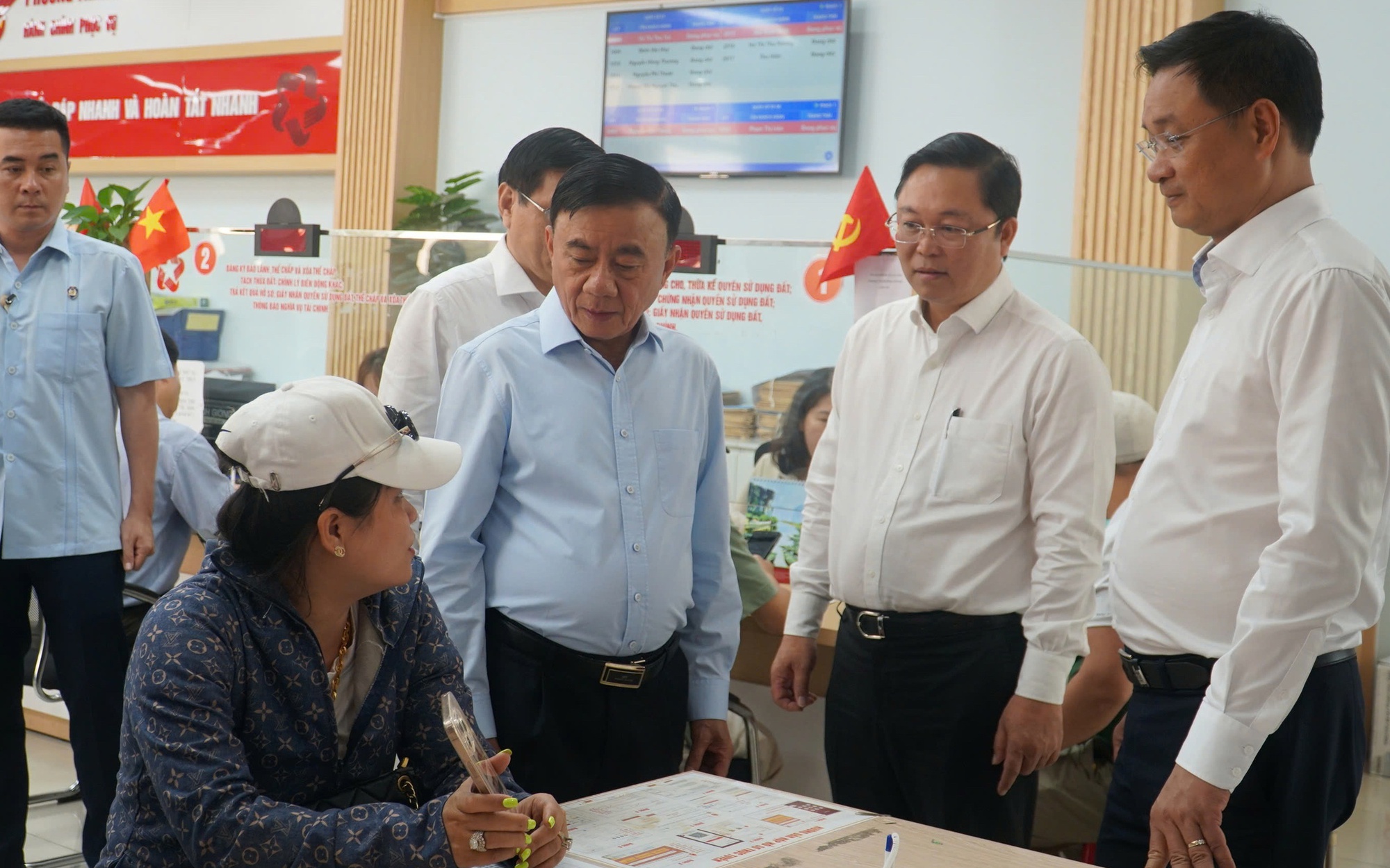 Thường trực Ban Bí thư Trần Cẩm Tú tiếp xúc cử tri Đà Nẵng