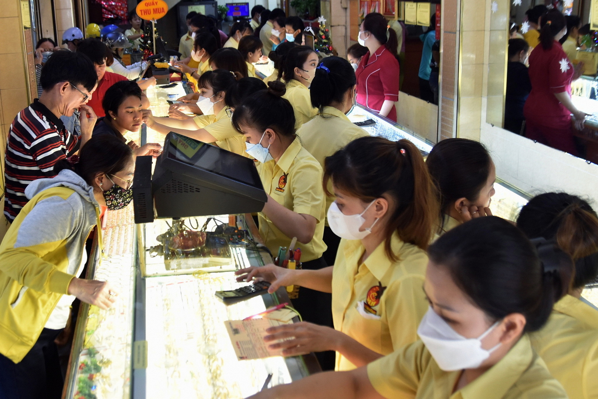 Gi&aacute; v&agrave;ng h&ocirc;m nay, 5-3: Tiếp tục sụt giảm - Ảnh 1.