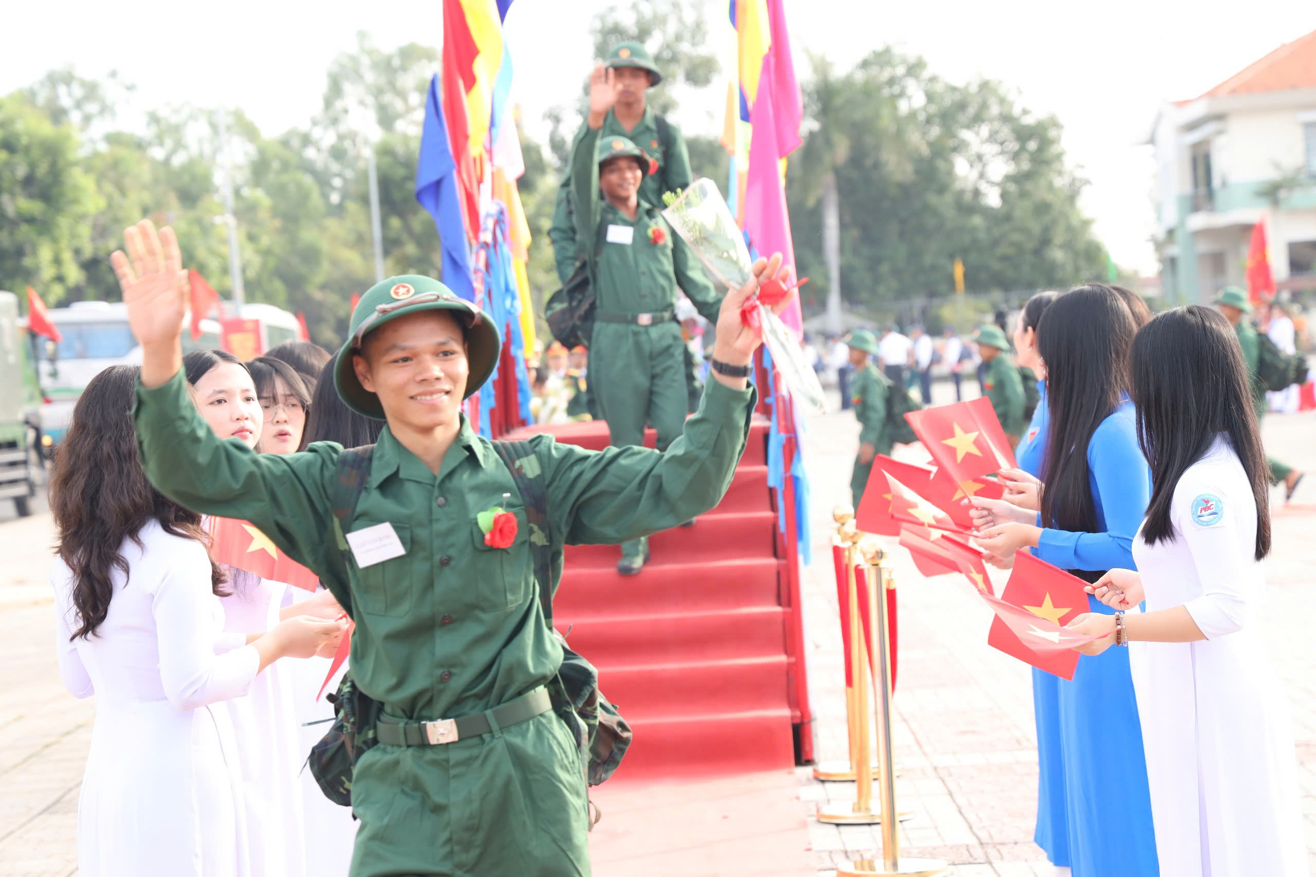 Kh&aacute;nh H&ograve;a: Hơn 1.300 thanh ni&ecirc;n viết đơn t&igrave;nh nguyện nhập ngũ - Ảnh 1.