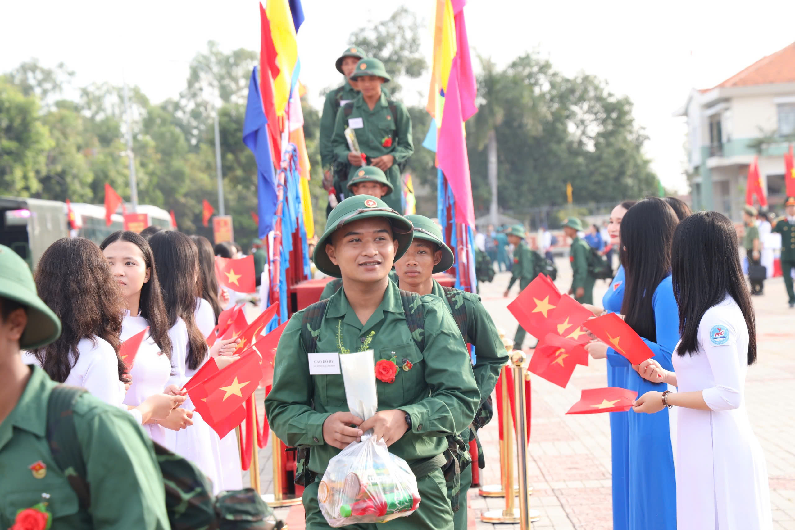 Kh&aacute;nh H&ograve;a: Hơn 1.300 thanh ni&ecirc;n viết đơn t&igrave;nh nguyện nhập ngũ - Ảnh 2.