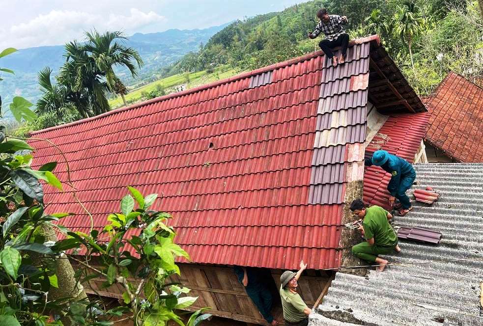 Hơn 100 nh&agrave; d&acirc;n bị hư hỏng do lốc xo&aacute;y - Ảnh 1.
