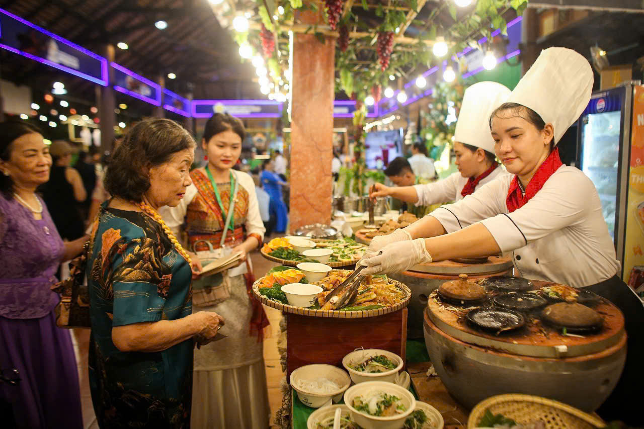 Chủ tịch Saigontourist Group Nguyễn Thị &Aacute;nh Hoa:Tư duy ph&aacute;t triển du lịch trong cấu tr&uacute;c kinh tế mới - Ảnh 3.