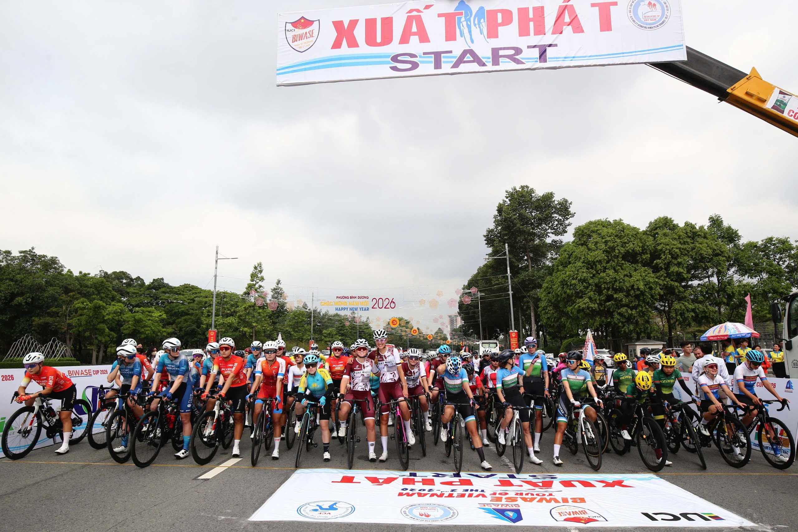 Khai màn UCI Biwase Tour of Vietnam 2026: Hai tay đua ngoại tạo bất ngờ, Nguyễn Thị Thật về thứ ba - Ảnh 2.