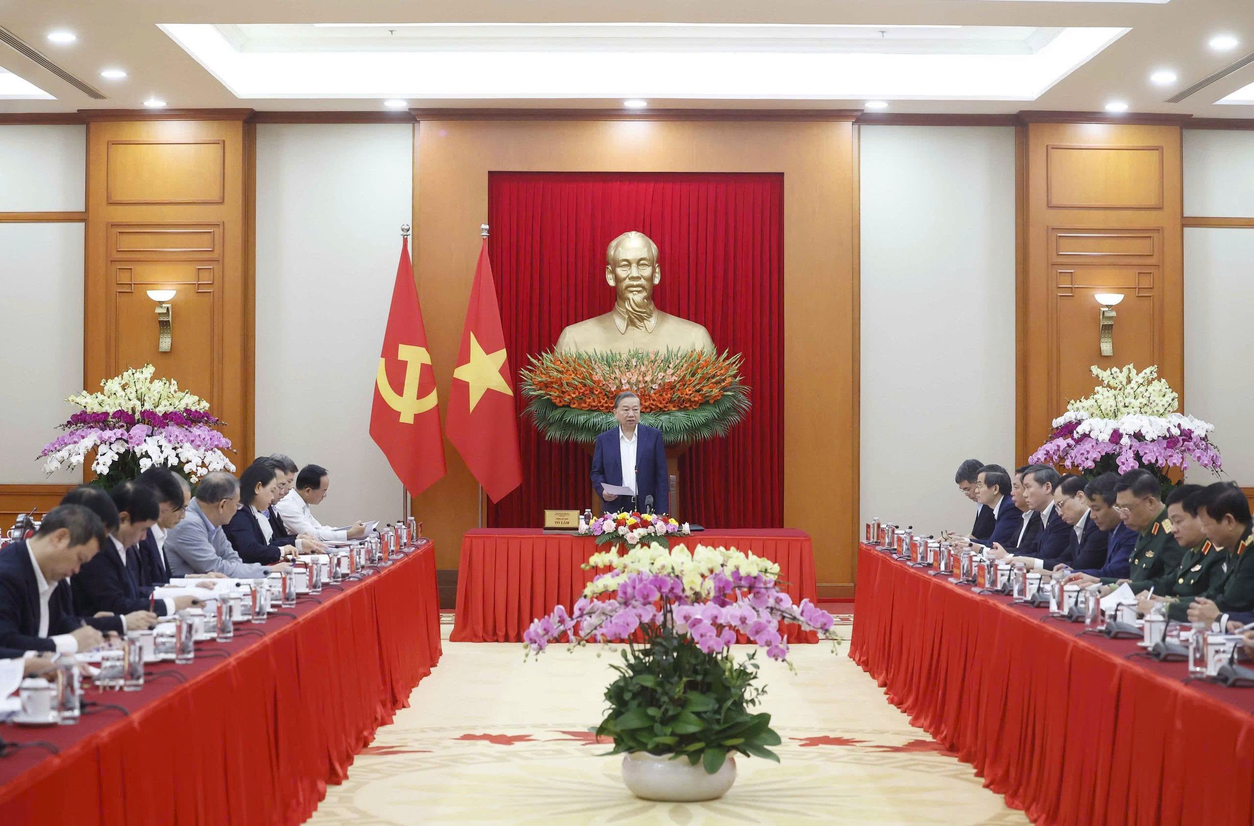 Tổng kết 100 năm Đảng l&atilde;nh đạo c&aacute;ch mạng Việt Nam v&agrave; định hướng ph&aacute;t triển mới - Ảnh 1.