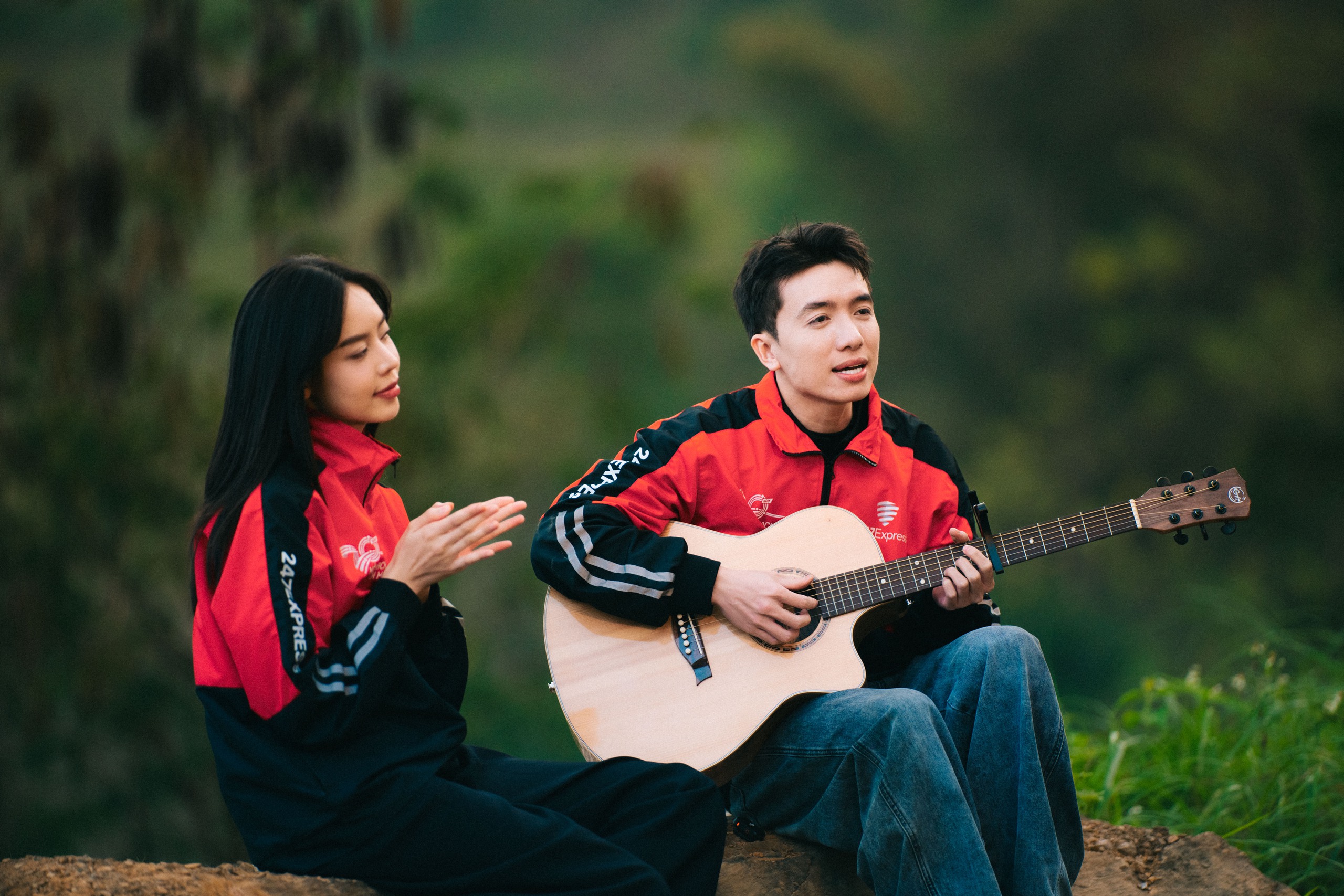 Hoa hậu Thanh Thủy "debut" làm ca sĩ giữa sân trường vùng cao - Ảnh 5.