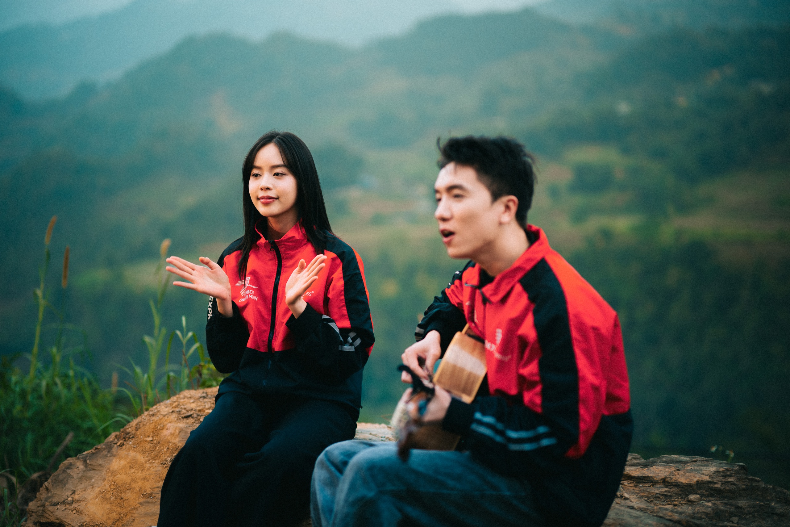 Hoa hậu Thanh Thủy "debut" làm ca sĩ giữa sân trường vùng cao - Ảnh 9.