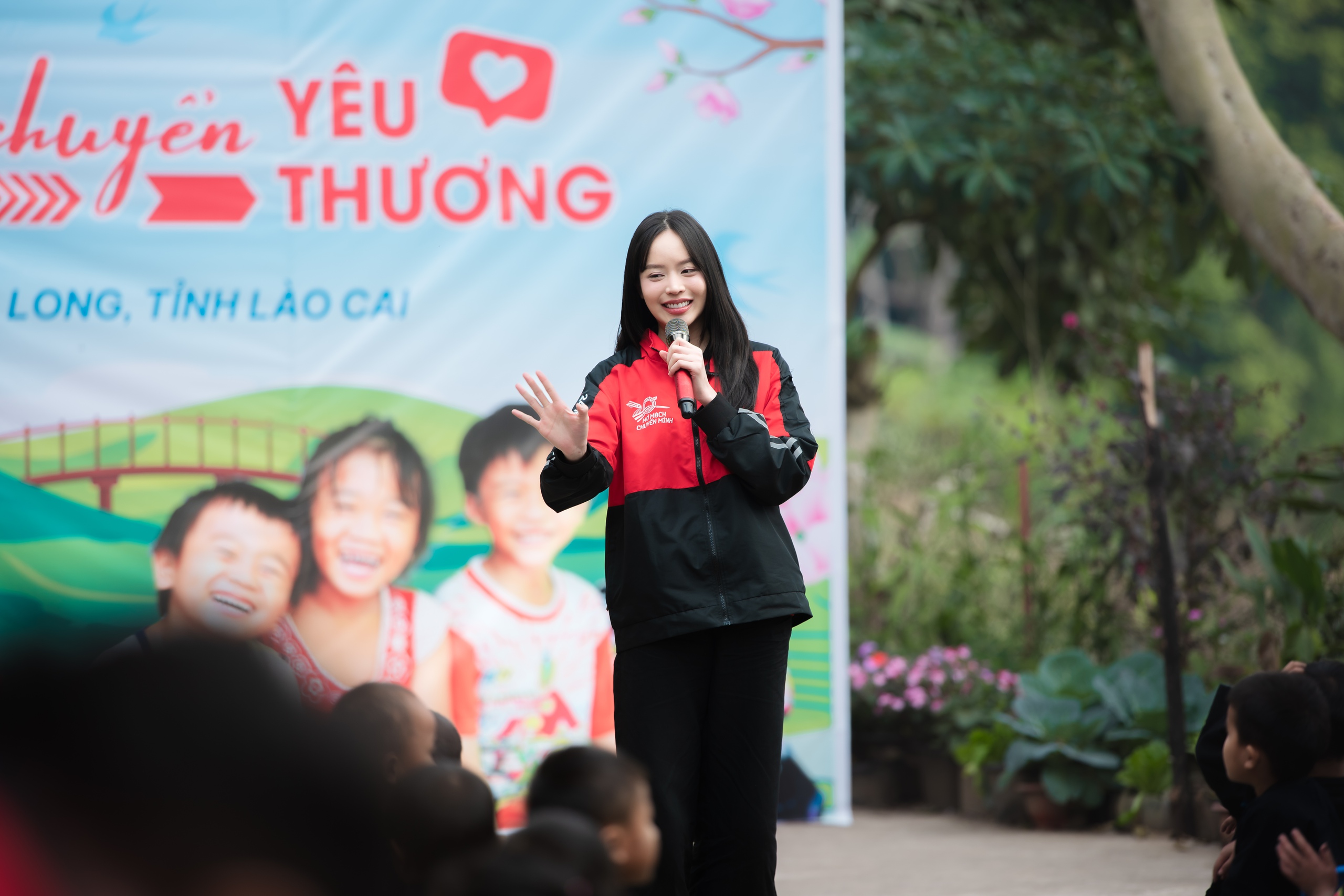 Hoa hậu Thanh Thủy "debut" làm ca sĩ giữa sân trường vùng cao - Ảnh 11.