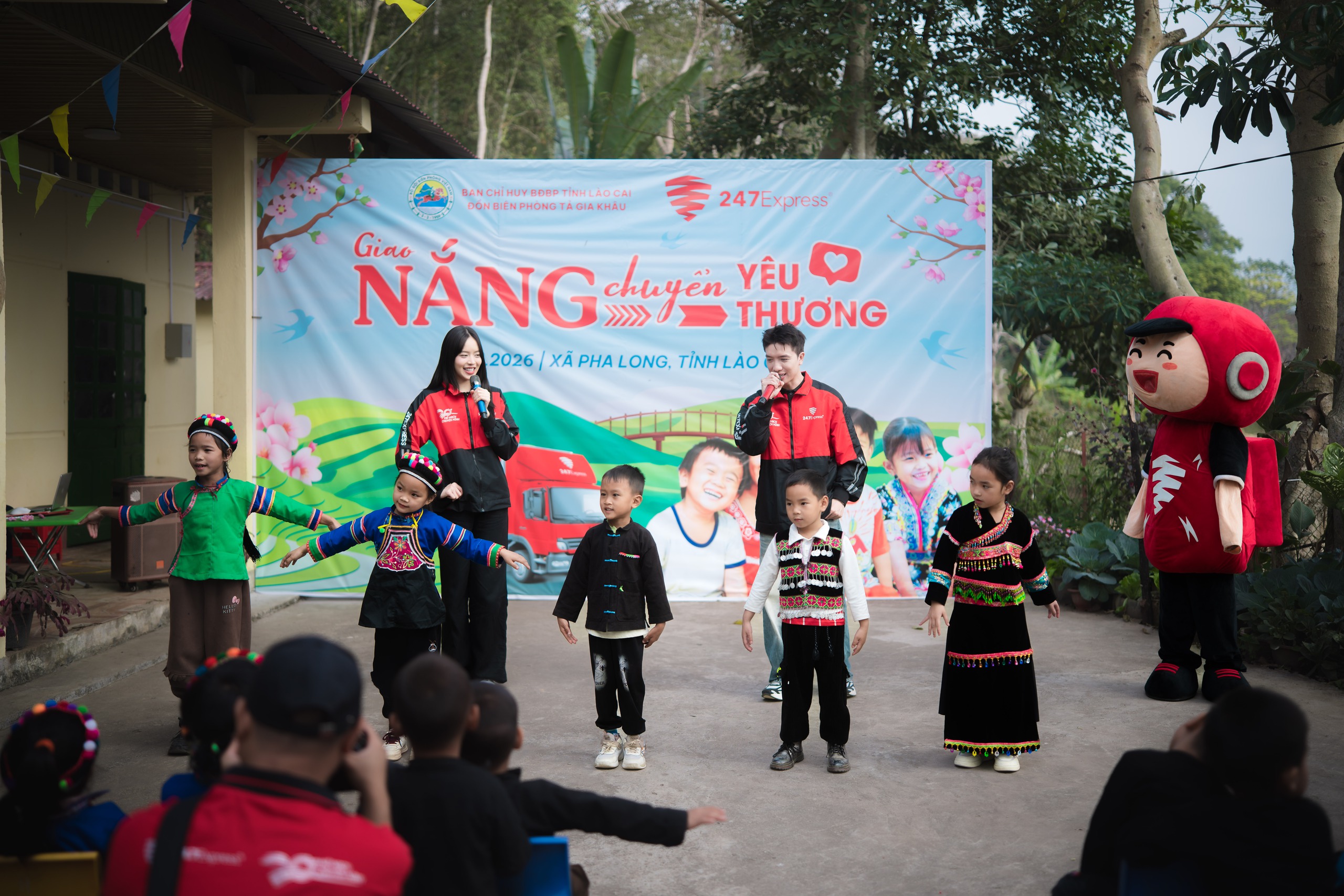 Hoa hậu Thanh Thủy "debut" làm ca sĩ giữa sân trường vùng cao - Ảnh 6.