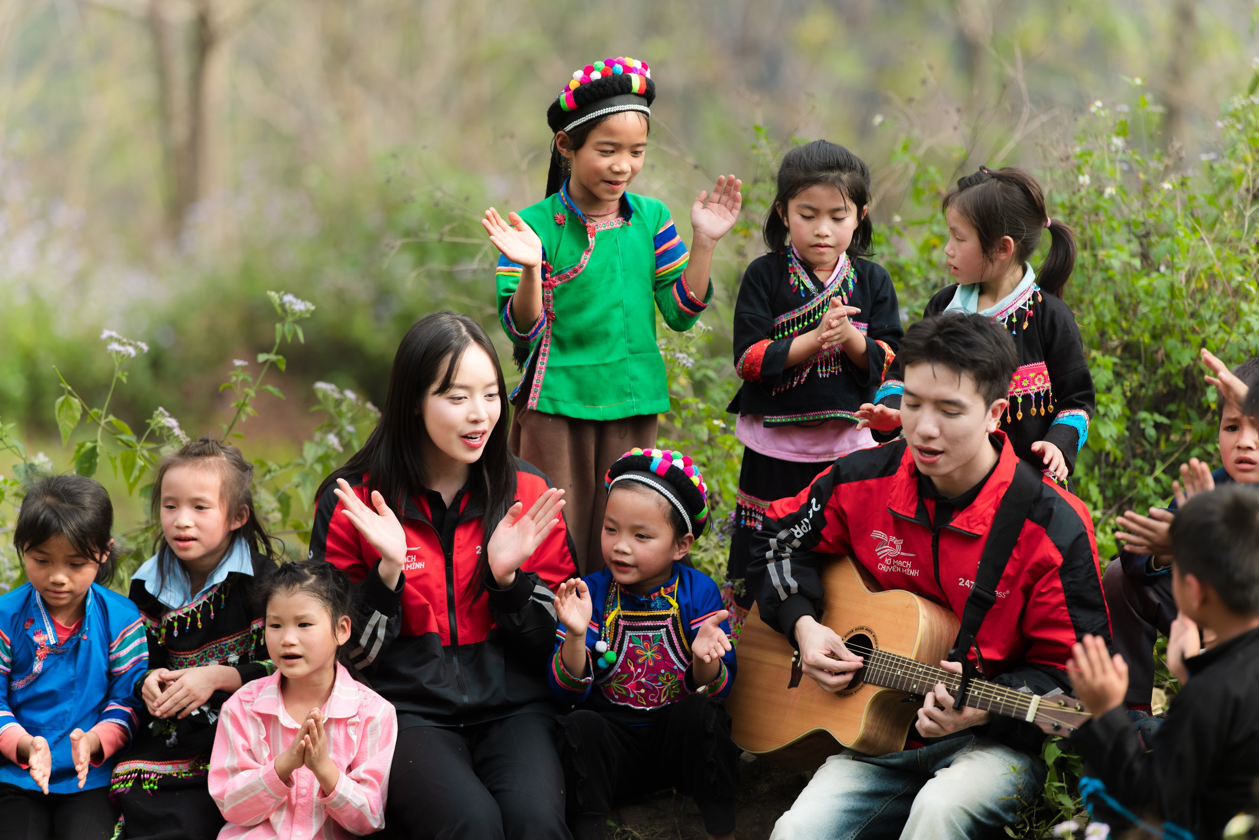Hoa hậu Thanh Thủy "debut" làm ca sĩ giữa sân trường vùng cao - Ảnh 2.