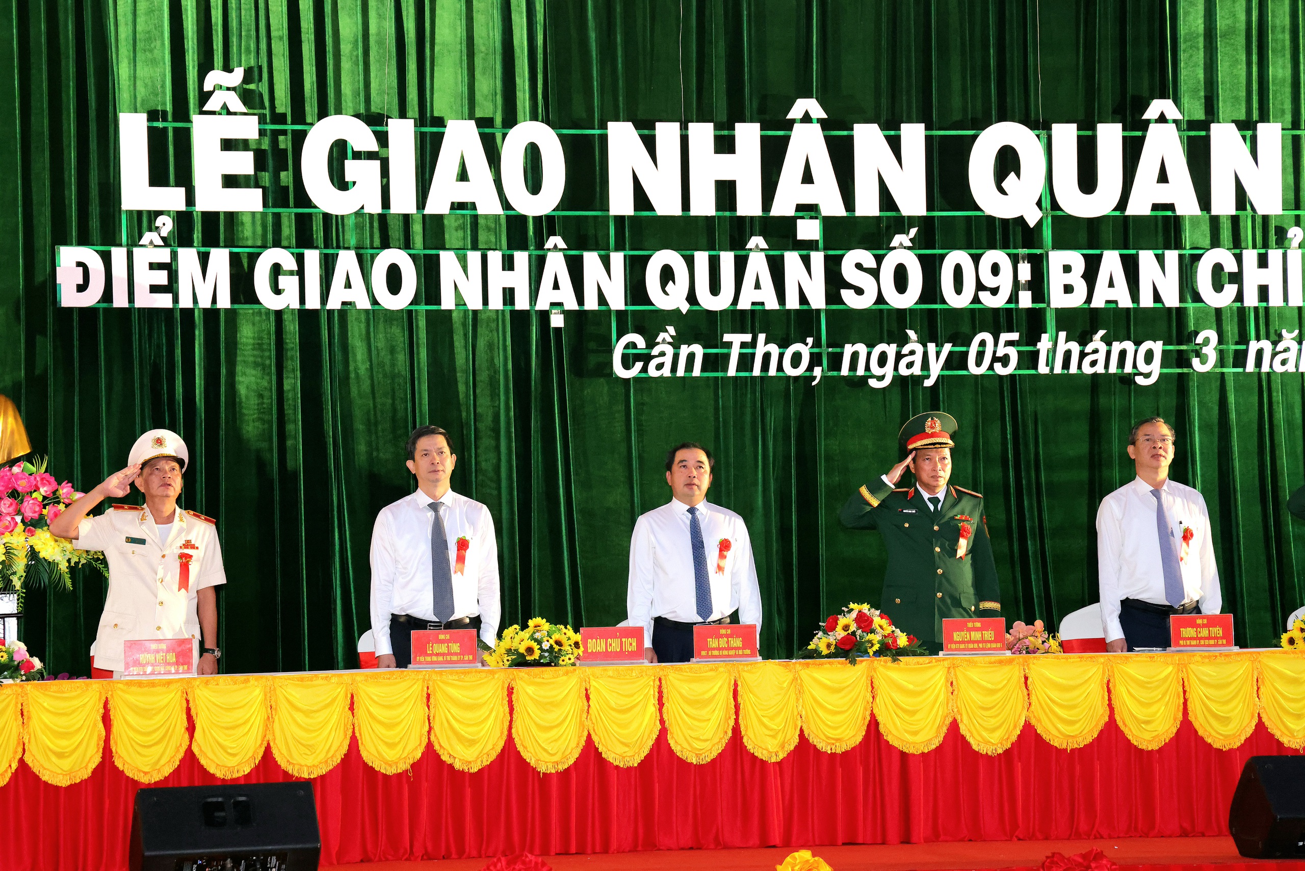 Thông điệp của Chủ tịch UBND TP Cần Thơ tại lễ giao nhận quân 2026 - Ảnh 2.