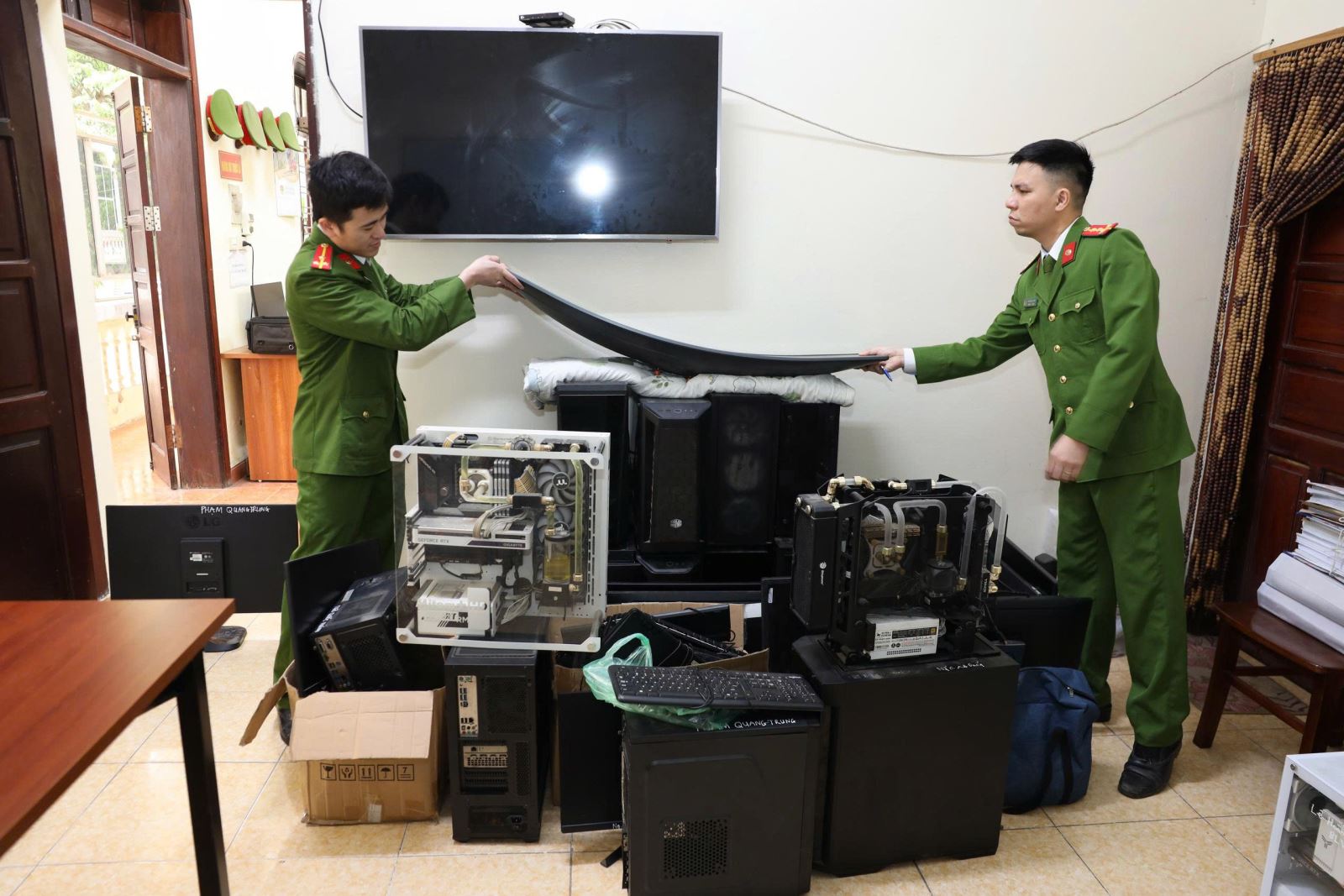 Triệt phá đường dây tổ chức đánh bạc quy mô gần 1.000 tỷ đồng - Ảnh 1.