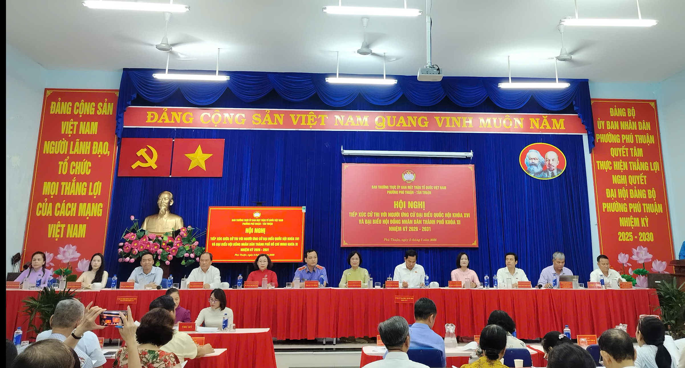 Tổng thư k&yacute; Quốc hội L&ecirc; Quang Mạnh v&agrave; c&aacute;c ứng cử vi&ecirc;n ĐBQH tiếp x&uacute;c cử tri tại TPHCM - Ảnh 5.