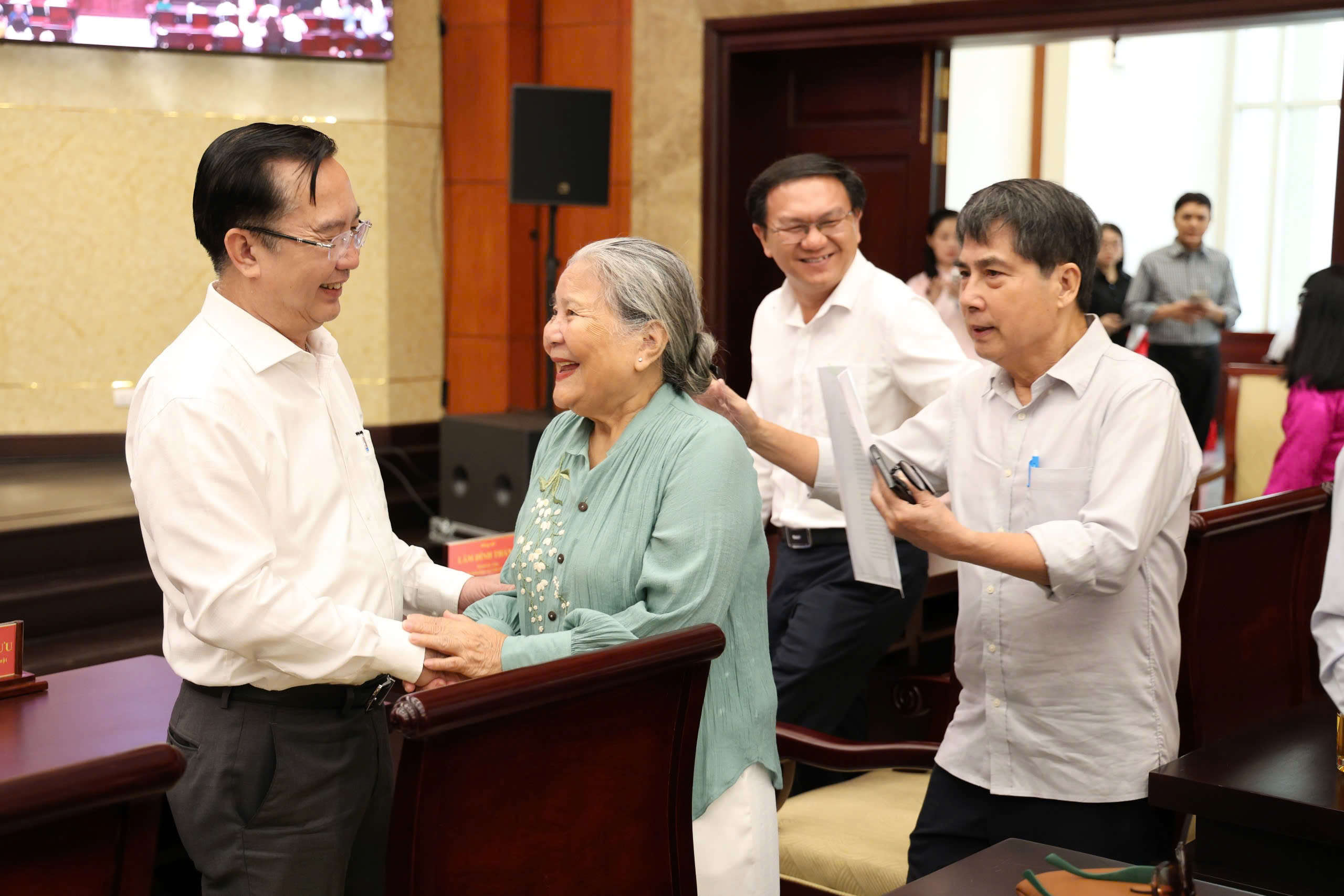 Ca sĩ Anh T&uacute; x&uacute;c động tại họp mặt đầu năm: "T&ocirc;i tự h&agrave;o l&agrave; một ngọn nến của nghệ thuật" - Ảnh 9.
