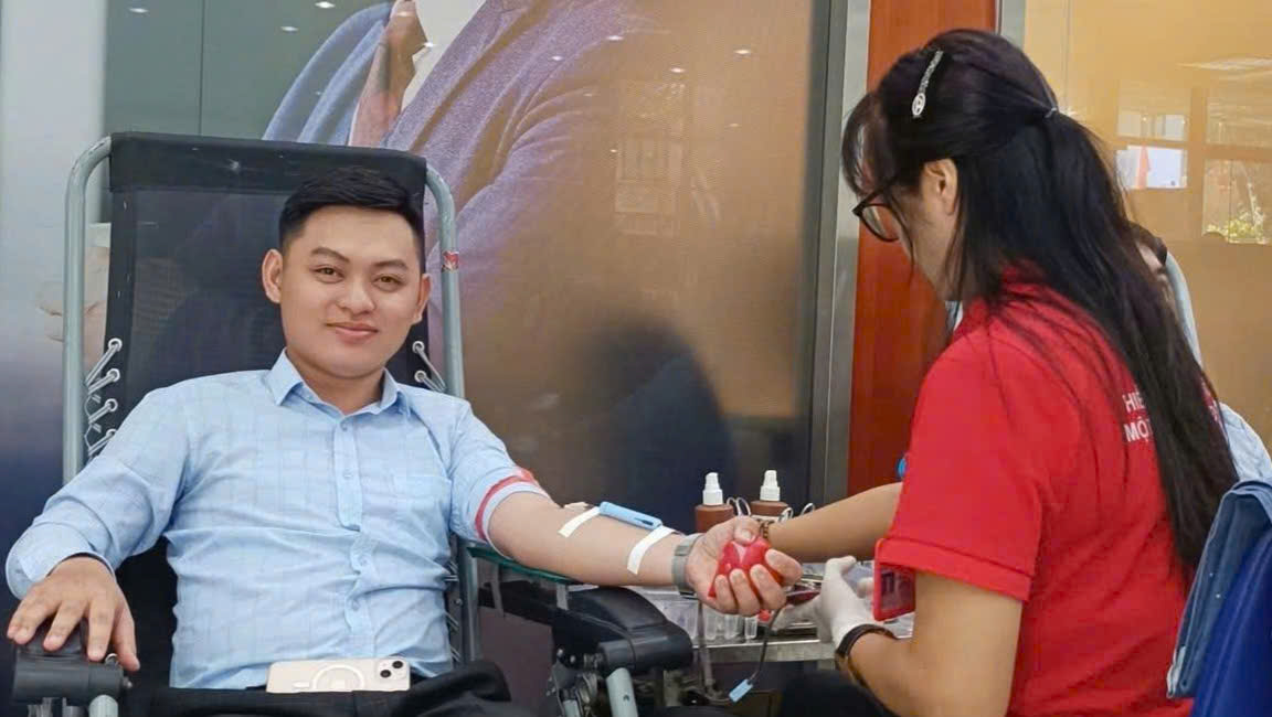 Thạc sĩ trẻ ở Cà Mau bỏ việc ngân hàng để nhập ngũ - Ảnh 1.
