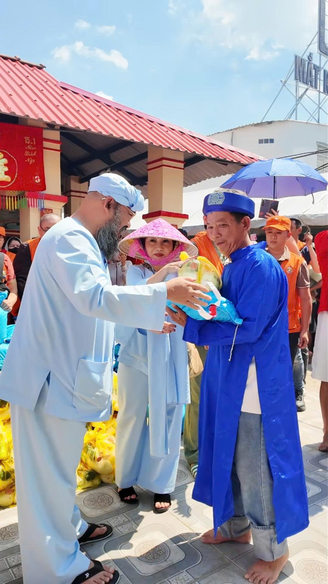 Nghệ sĩ Đức Xu&acirc;n trao qu&agrave; từ thiện v&agrave; tham dự Lễ hội tại Cần Thơ - Ảnh 2.