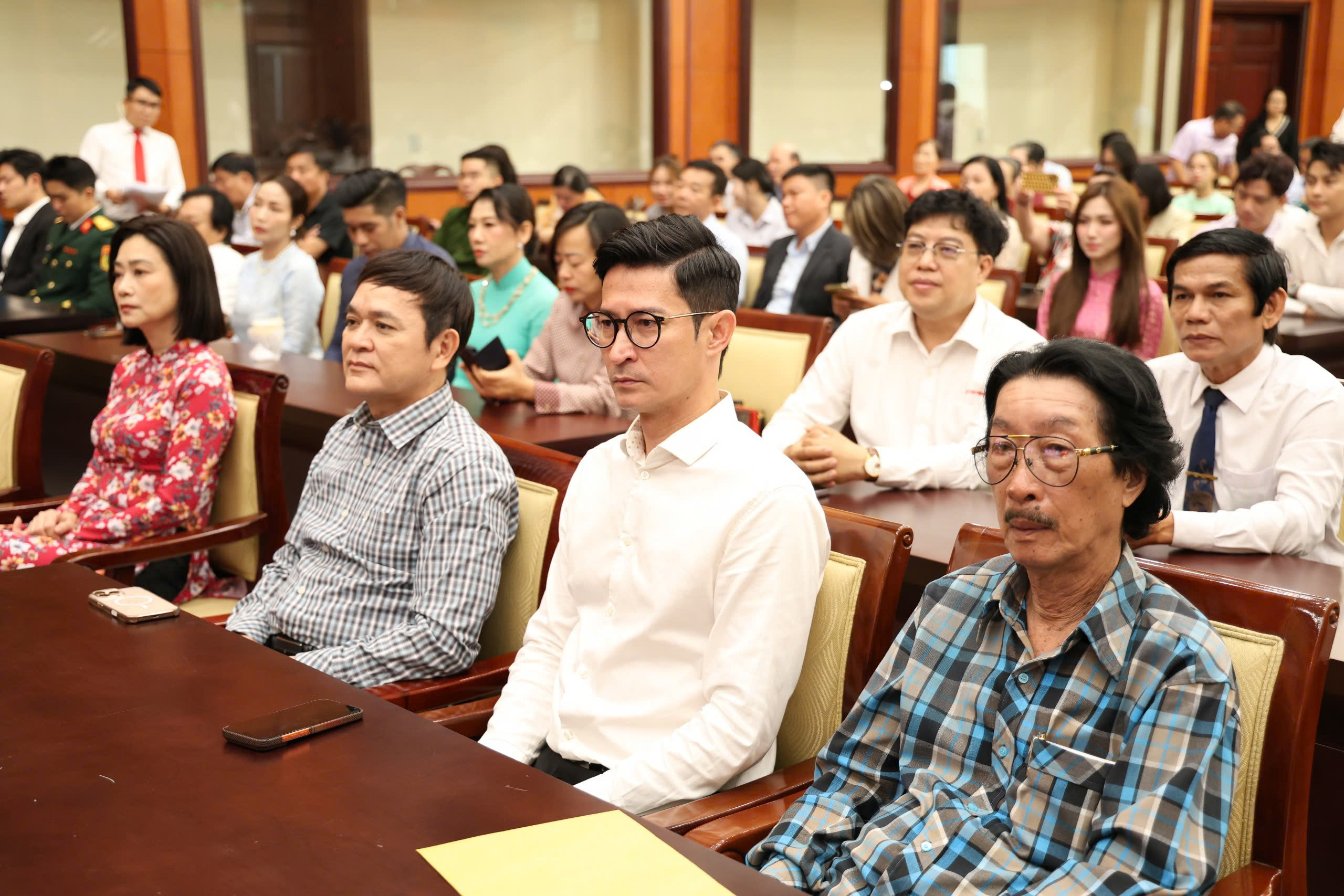 Ca sĩ Anh T&uacute; x&uacute;c động tại họp mặt đầu năm: "T&ocirc;i tự h&agrave;o l&agrave; một ngọn nến của nghệ thuật" - Ảnh 14.