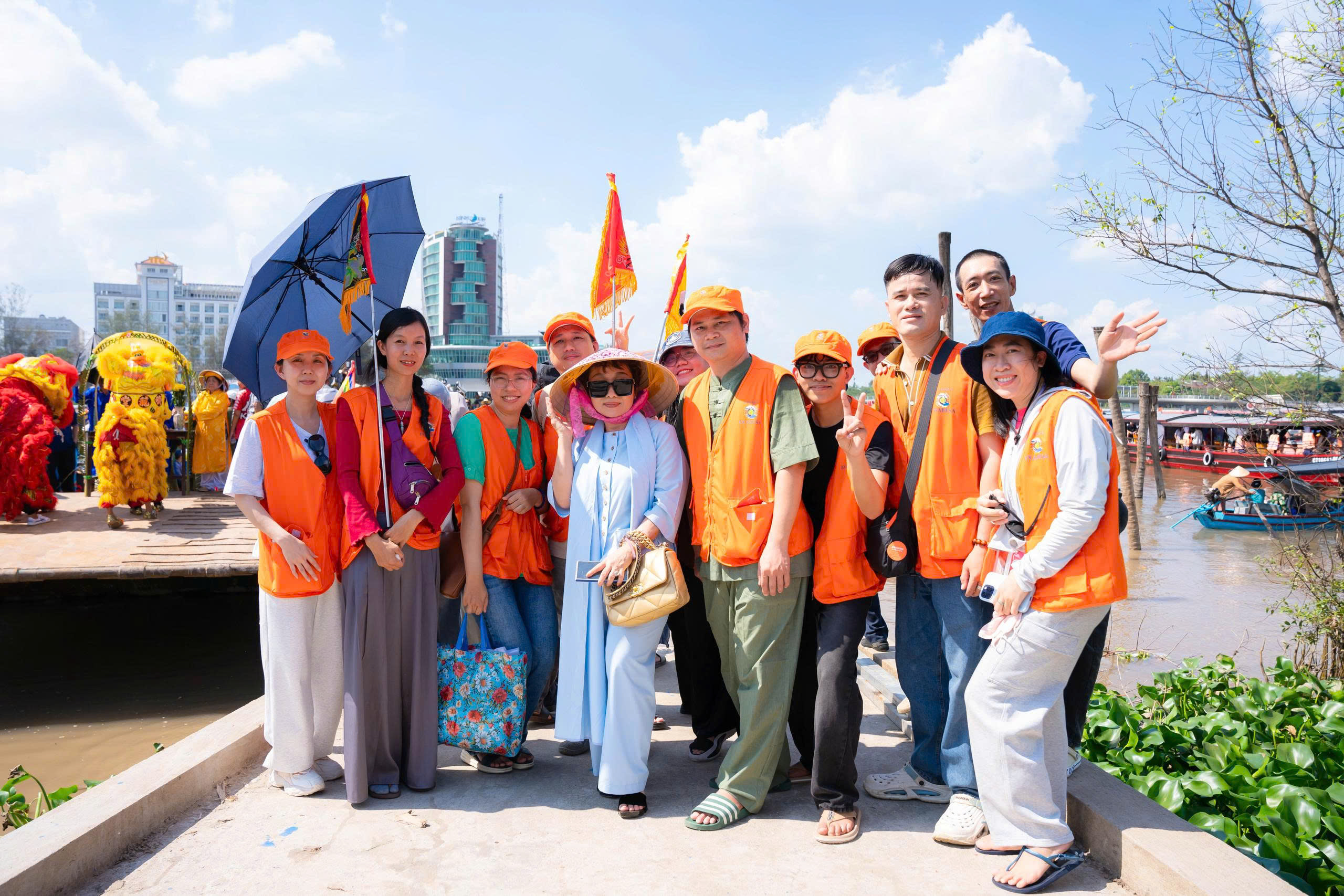 Nghệ sĩ Đức Xu&acirc;n trao qu&agrave; từ thiện v&agrave; tham dự Lễ hội tại Cần Thơ - Ảnh 1.