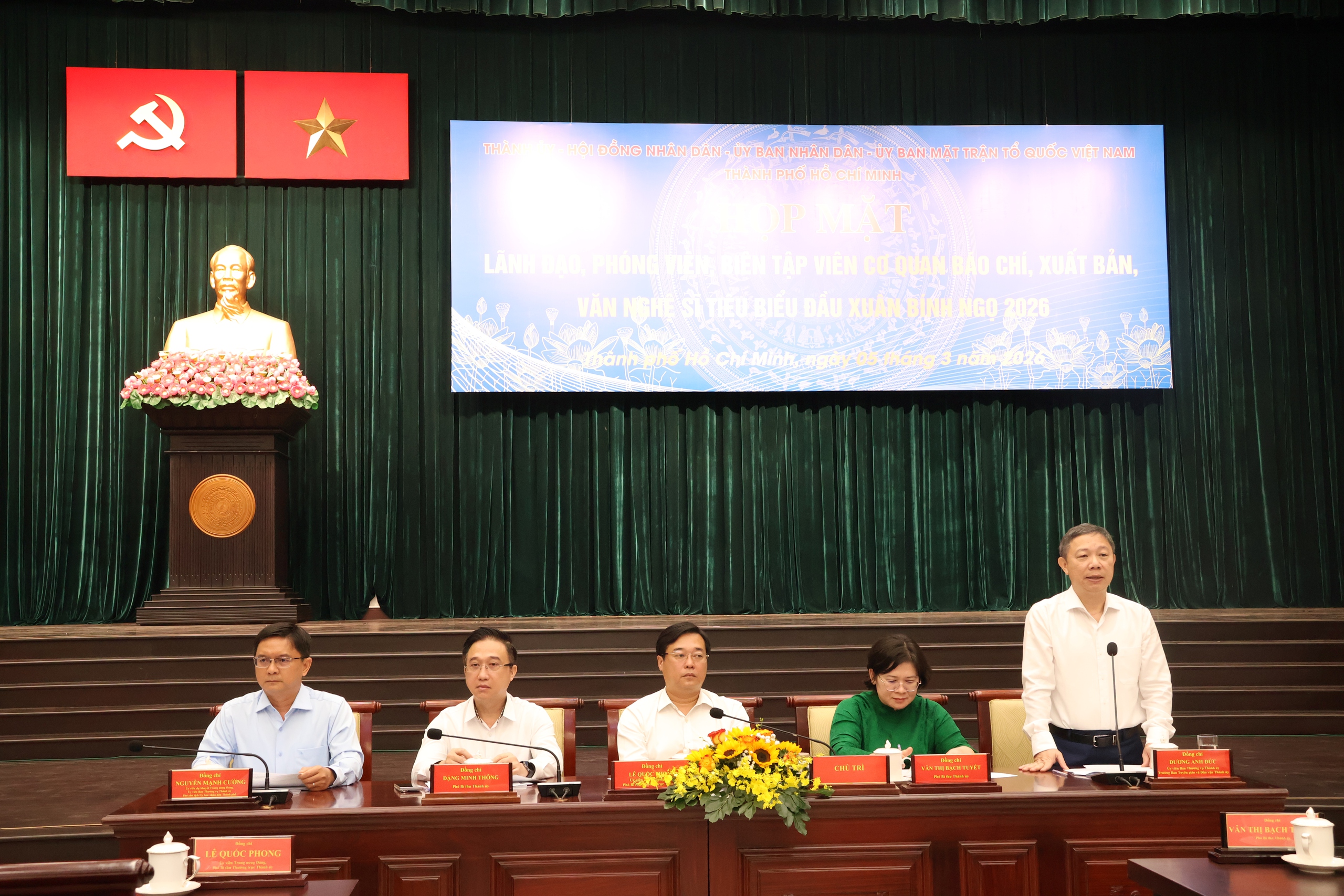 Ca sĩ Anh T&uacute; x&uacute;c động tại họp mặt đầu năm: "T&ocirc;i tự h&agrave;o l&agrave; một ngọn nến của nghệ thuật" - Ảnh 2.