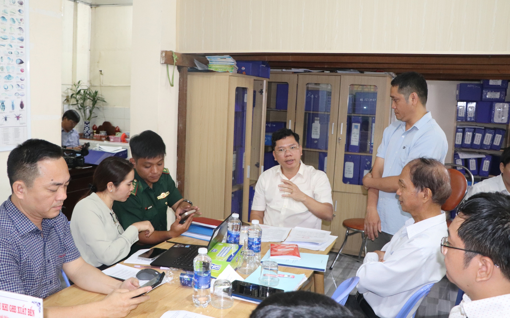Phó Chủ tịch UBND TPHCM Hoàng Nguyên Dinh kiểm tra cảng cá