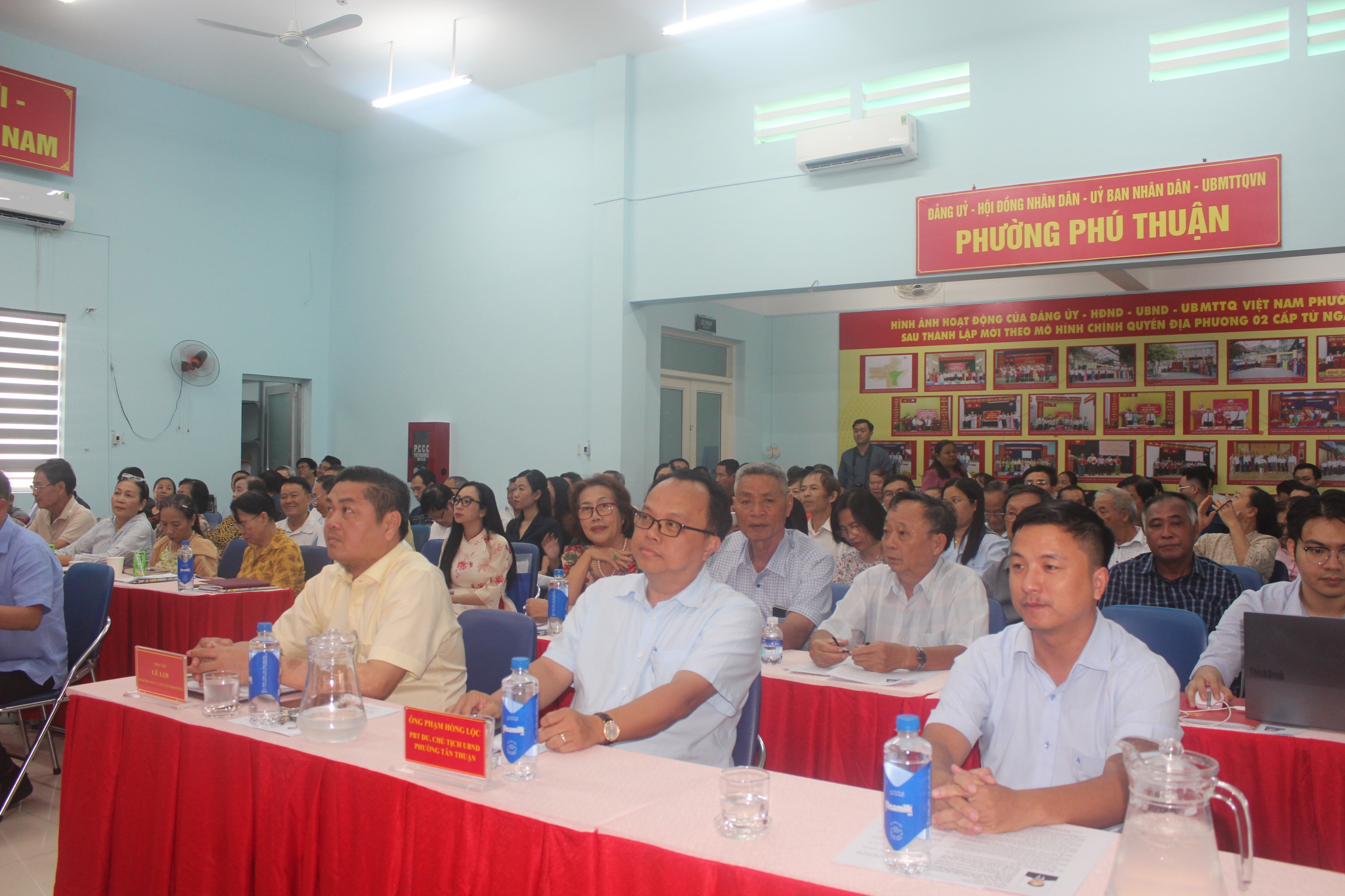 Tổng thư k&yacute; Quốc hội L&ecirc; Quang Mạnh v&agrave; c&aacute;c ứng cử vi&ecirc;n ĐBQH tiếp x&uacute;c cử tri tại TPHCM - Ảnh 2.