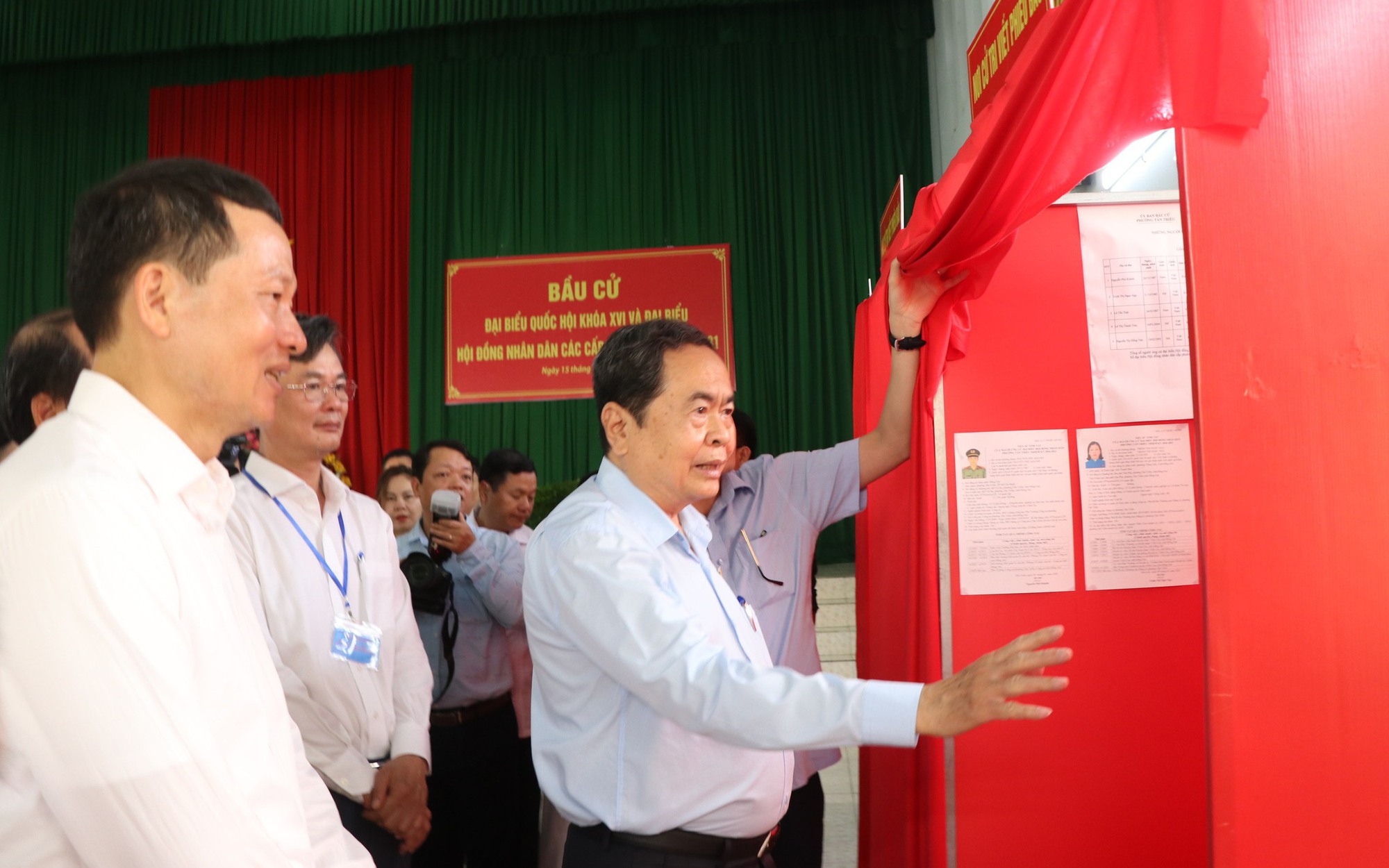 Hình ảnh Chủ tịch Quốc hội Trần Thanh Mẫn kiểm tra công tác bầu cử tại Đồng Nai